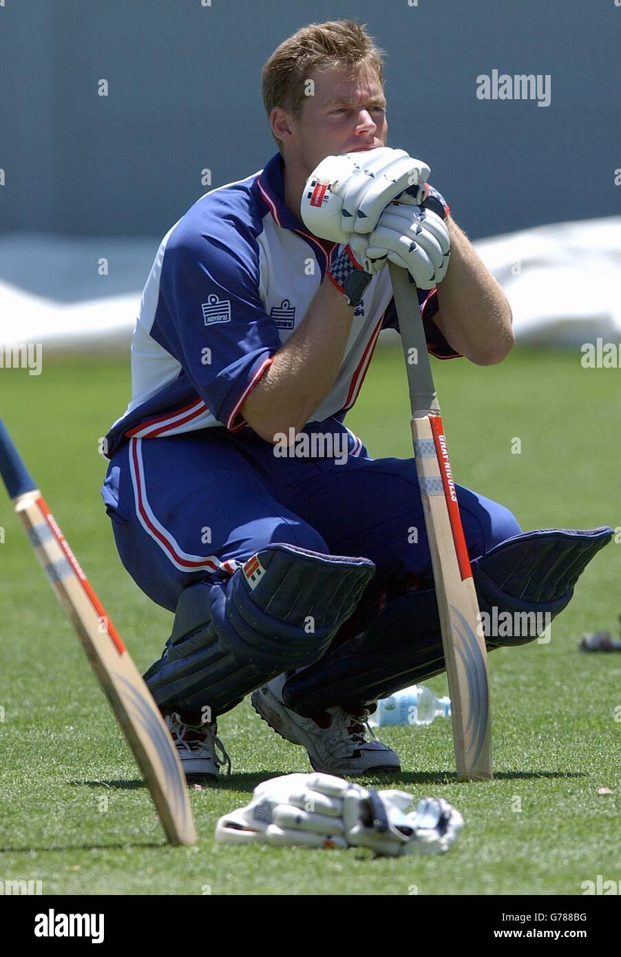 Inghilterra il battsman Nick Knight fa una pausa durante la pratica in rete al Sydney Cricket Ground, Sydney, Australia. Inghilterra giocare Australia Venerdì al Sydney Cricket Ground nella partita di apertura giorno-notte della serie triangolare che include anche Sri Lanka. Nel frattempo Andrew Flintoff torna a casa per cercare di identificare il problema che gli ha impedito di partecipare sia al test che alla serie di un giorno in Australia. Foto Stock