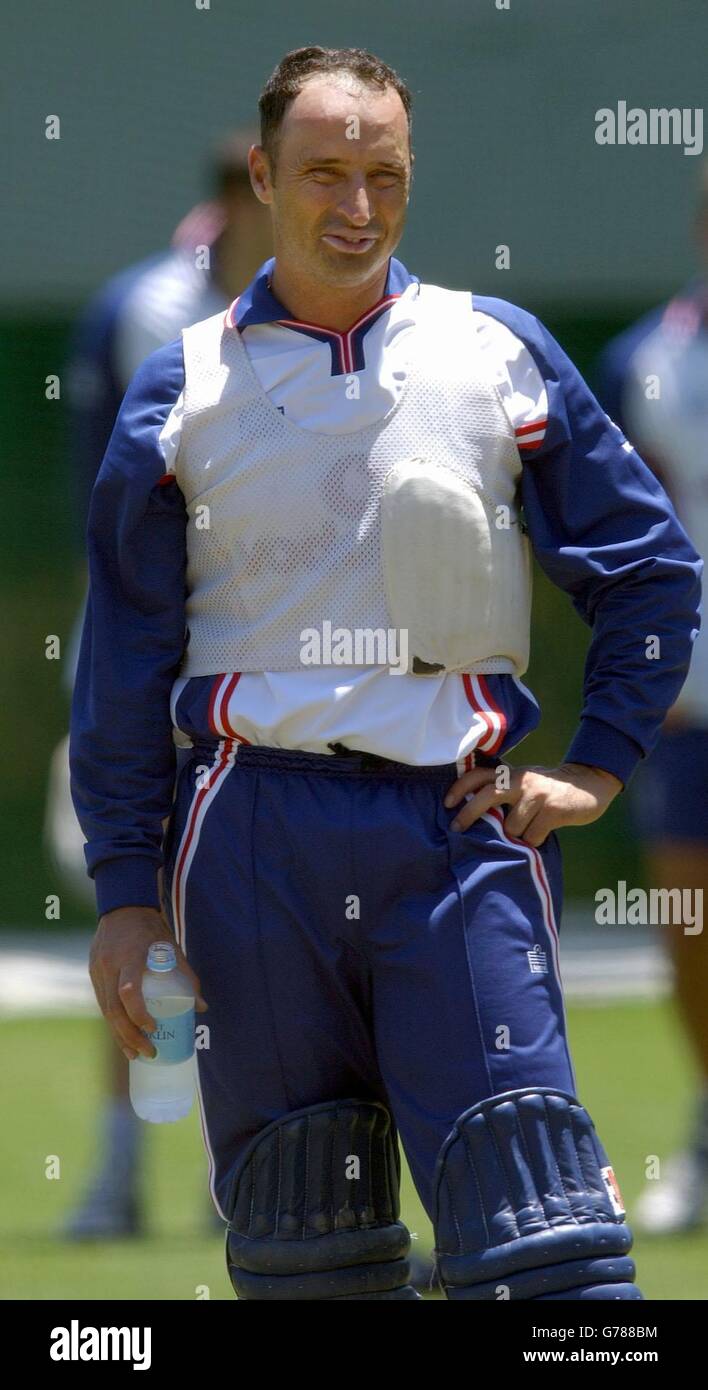 SOLO PER USO EDITORIALE. NESSUN USO COMMERCIALE. Il capitano inglese Nasser Hussain fa una pausa durante le prove di rete al Sydney Cricket Ground, Sydney, Australia. Inghilterra giocare Australia Venerdì al Sydney Cricket Ground nella partita giorno-notte di apertura della serie triangolare che include anche Sri Lanka. Nel frattempo Andrew Flintoff torna a casa per cercare di identificare il problema che gli ha impedito di partecipare alla prova o alla serie di un giorno in Australia. Foto Stock