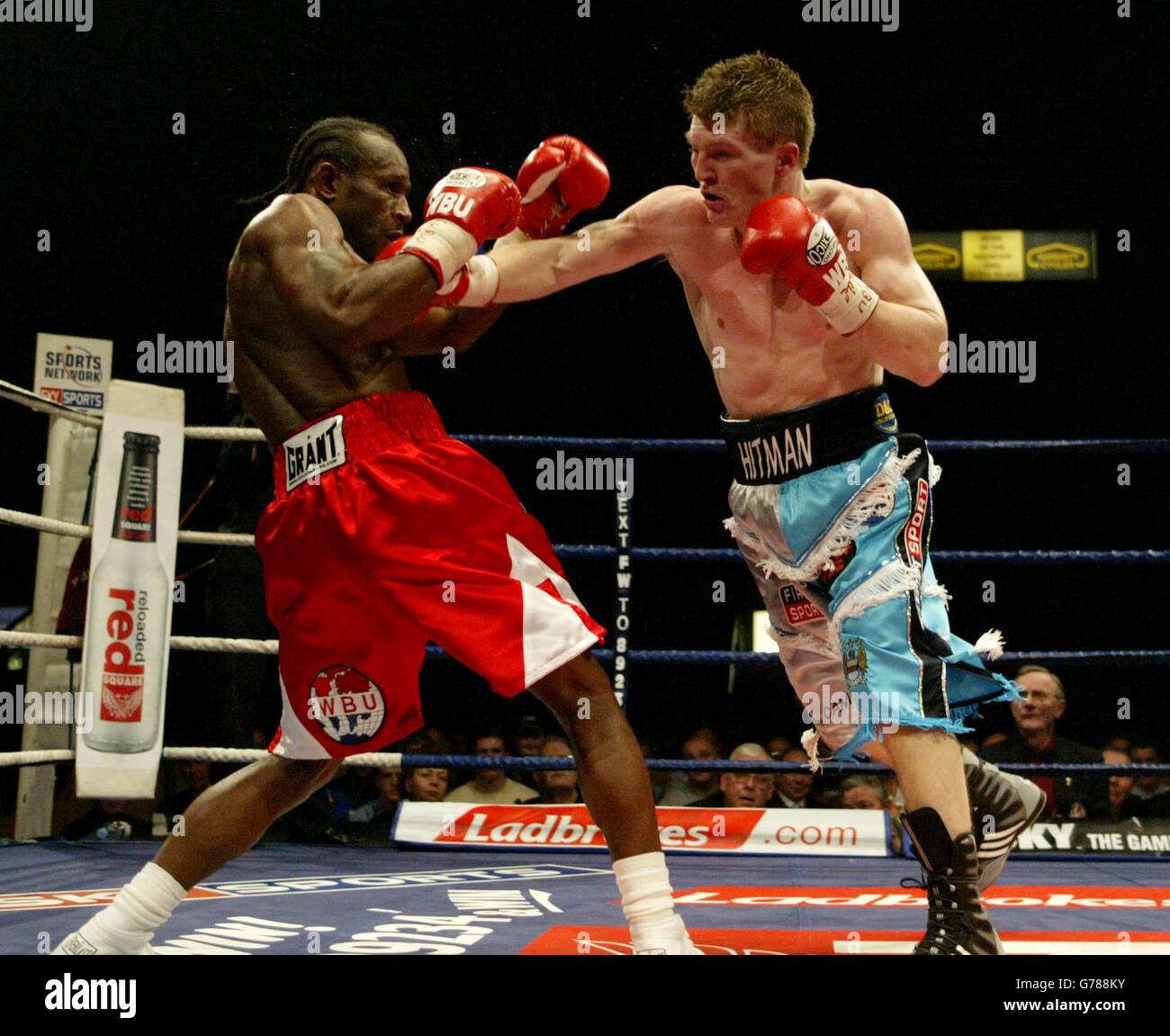 Guantoni da boxe boxe action punching f l full length immagini e fotografie  stock ad alta risoluzione - Alamy