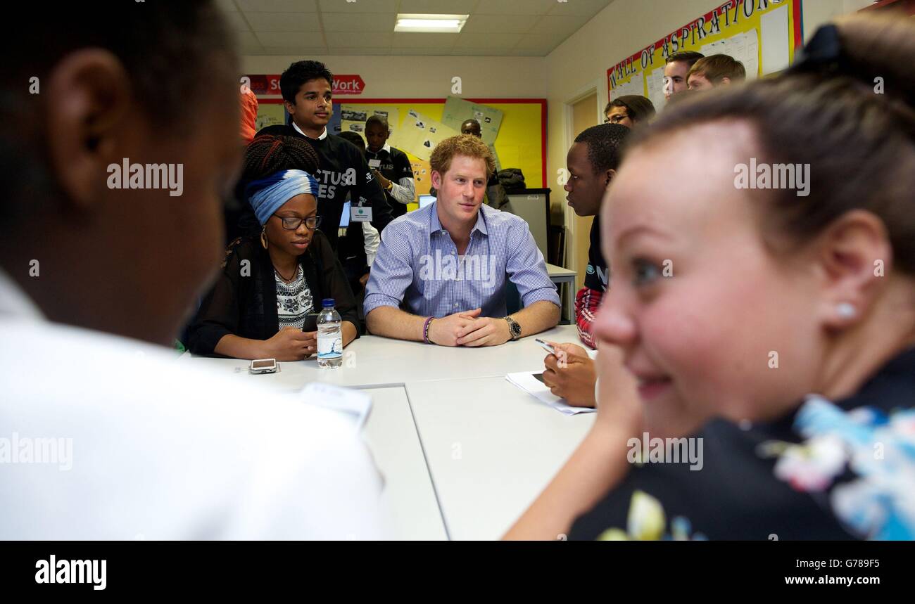 Il principe Harry durante una visita alla Bethnal Green Academy di Londra, dove si è Unito ad un gruppo di 60 studenti provenienti da scuole di tutta Londra est che riceveranno formazione per diventare campioni dei media digitali per i giochi Invictus. Foto Stock