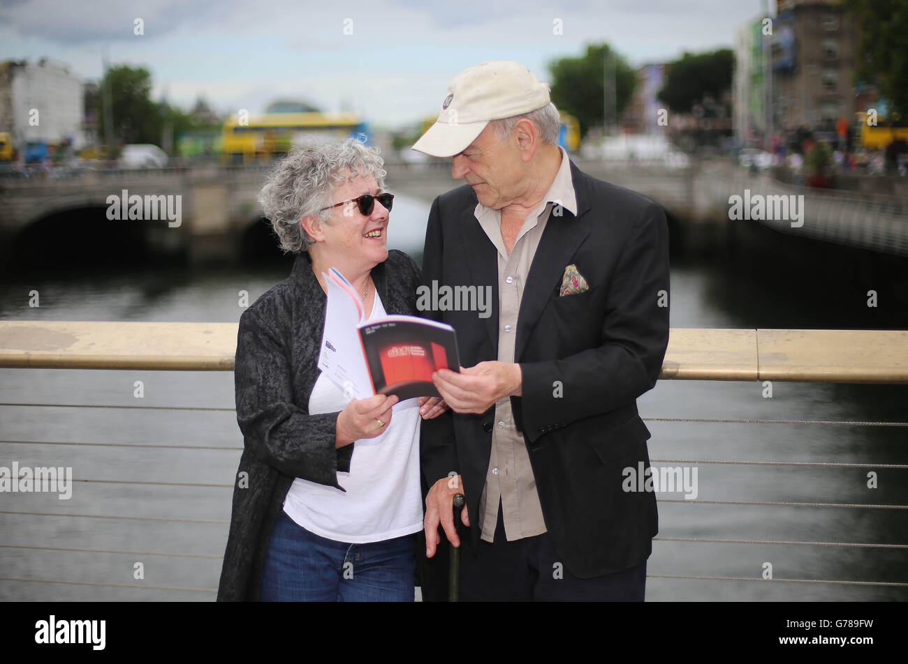 Garry Hynes (a sinistra) e Tom Murphy, il regista vincitore di Tony, al lancio del Dublin Theatre Festival sul Rosie Hackett Bridge di Dublino. Foto Stock