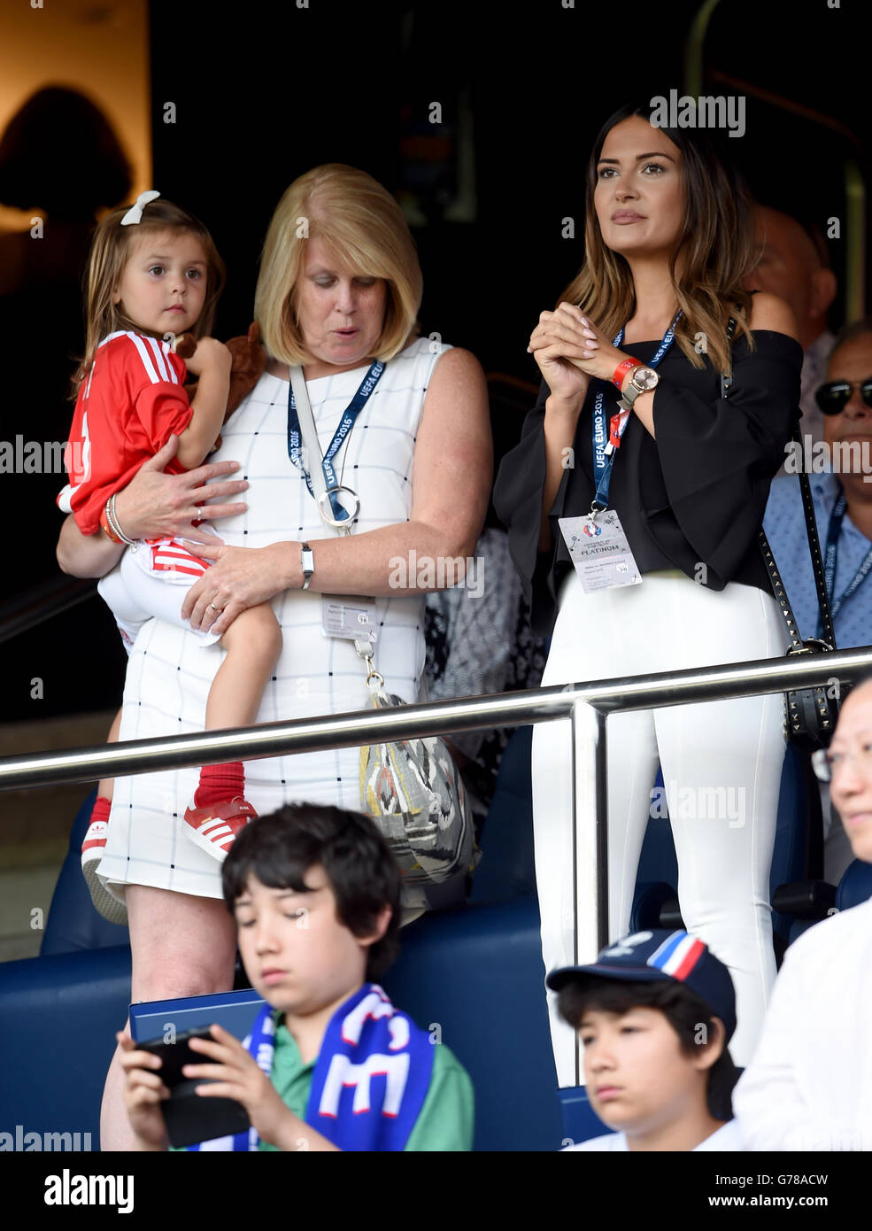 Gareth balle mamma Debbie balla (sinistra) con sua figlia Alba viola e partner Emma Rhys-Jones (a destra) durante il giro di 16 corrispondono al Parc de Princes, Parigi. Stampa foto di associazione. Picture Data: Sabato 25 Giugno, 2016. Vedere PA storia SOCCER Wales. Foto di credito dovrebbe leggere: Joe Giddens/filo PA. Restrizioni: Utilizzo soggetto a restrizioni. Solo uso editoriale. Libri e riviste è consentito vendite fornendo non esclusivamente dedicato a qualsiasi team/player/corrispondono. Uso non commerciale. Chiamate il numero +44 (0)1158 447447 per ulteriori informazioni. Foto Stock