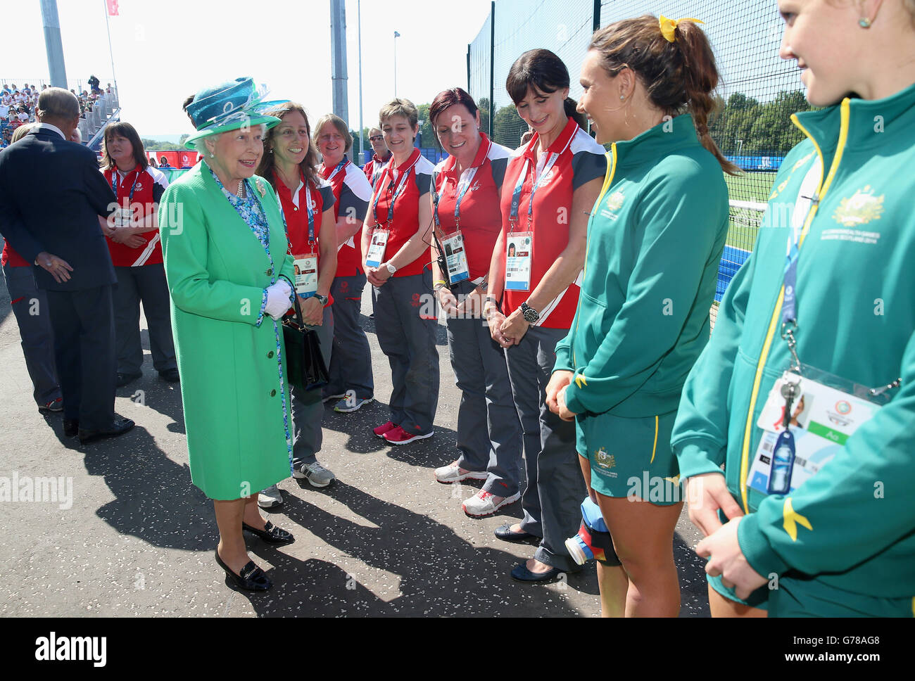 La regina Elisabetta II incontra la squadra australiana di hockey durante una visita al Glasgow National Hockey Center il giorno uno dei Commonwealth Games. Foto Stock