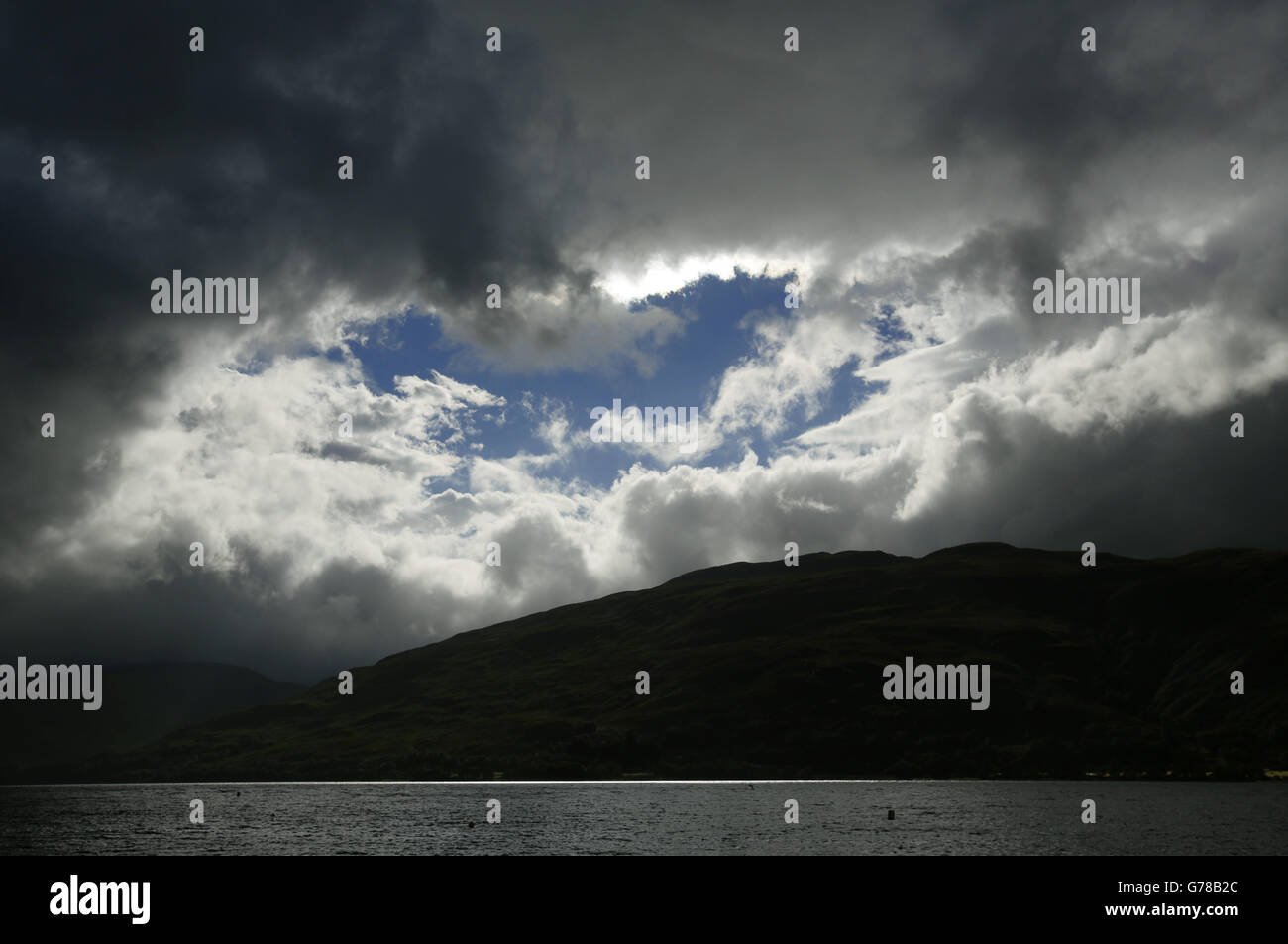 Una pausa tra le nuvole su Trislaig e Lock Linnhe a Fort William, nelle Highlands della Scozia. Foto Stock