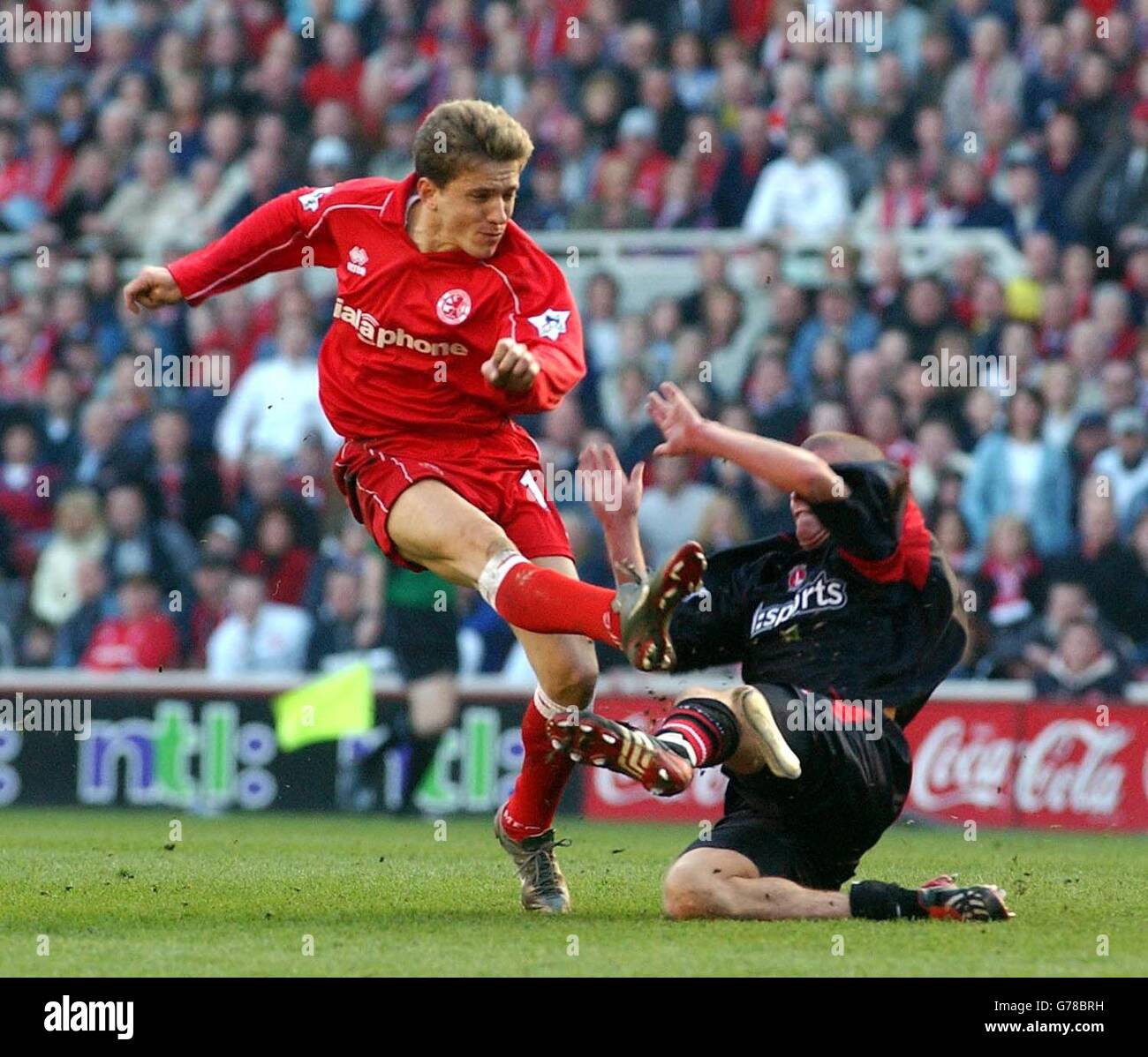 Il Juninho di Middlesbrough (a sinistra) spara oltre Radostin Kishishiev, durante la partita della Barclaycard Premiership al Riverside Stadium di Middlesbrough. Punteggio finale: Middlesbrough 1, Charlton 1. Foto Stock