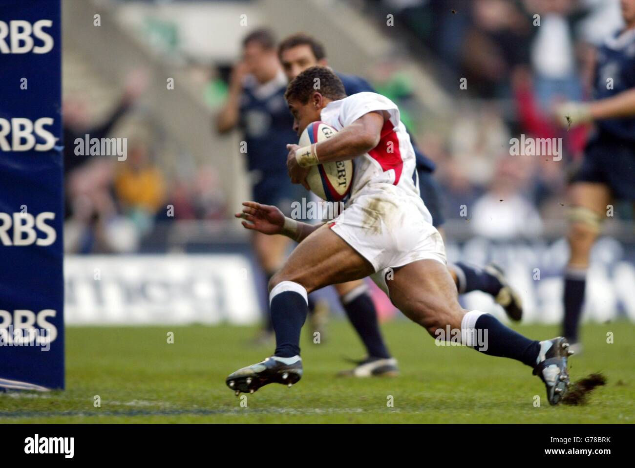 Jason Robinson in Inghilterra ha fatto un tentativo contro la Scozia durante la partita RBS 6 Nations a Twickenham, Londra. L'Inghilterra sconfisse la Scozia 40-9. Foto Stock