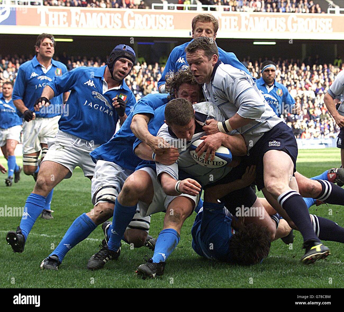 RBS 6 Nations Scotland / Italia. Il Jason White (con palla) della Scozia segna il primo tentativo contro l'Italia. Durante la loro RBS 6 Nations a Murrayfield, Edimburgo. Foto Stock