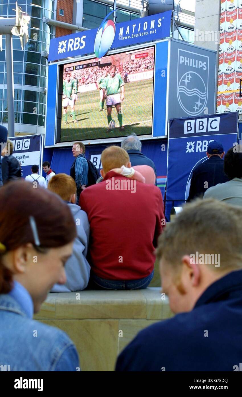 I tifosi di Irlanda e Inghilterra si riuniscono a Exchange Square, Manchester, per guardare la partita RBS 6 Nations sul grande schermo della RBS. Foto Stock
