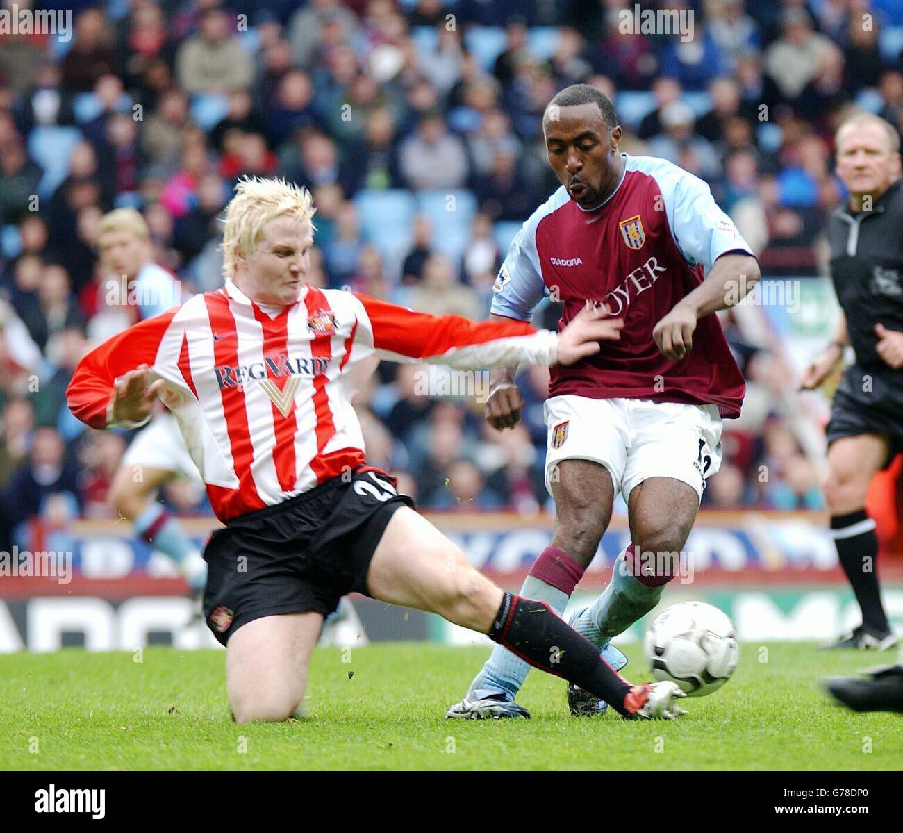 Sean Thornton (a sinistra) di Sunderland affronta il Darius di Aton Villa durante la sua partita di premiership fa Barclaycard a Villa Park, Birmingham. Foto Stock