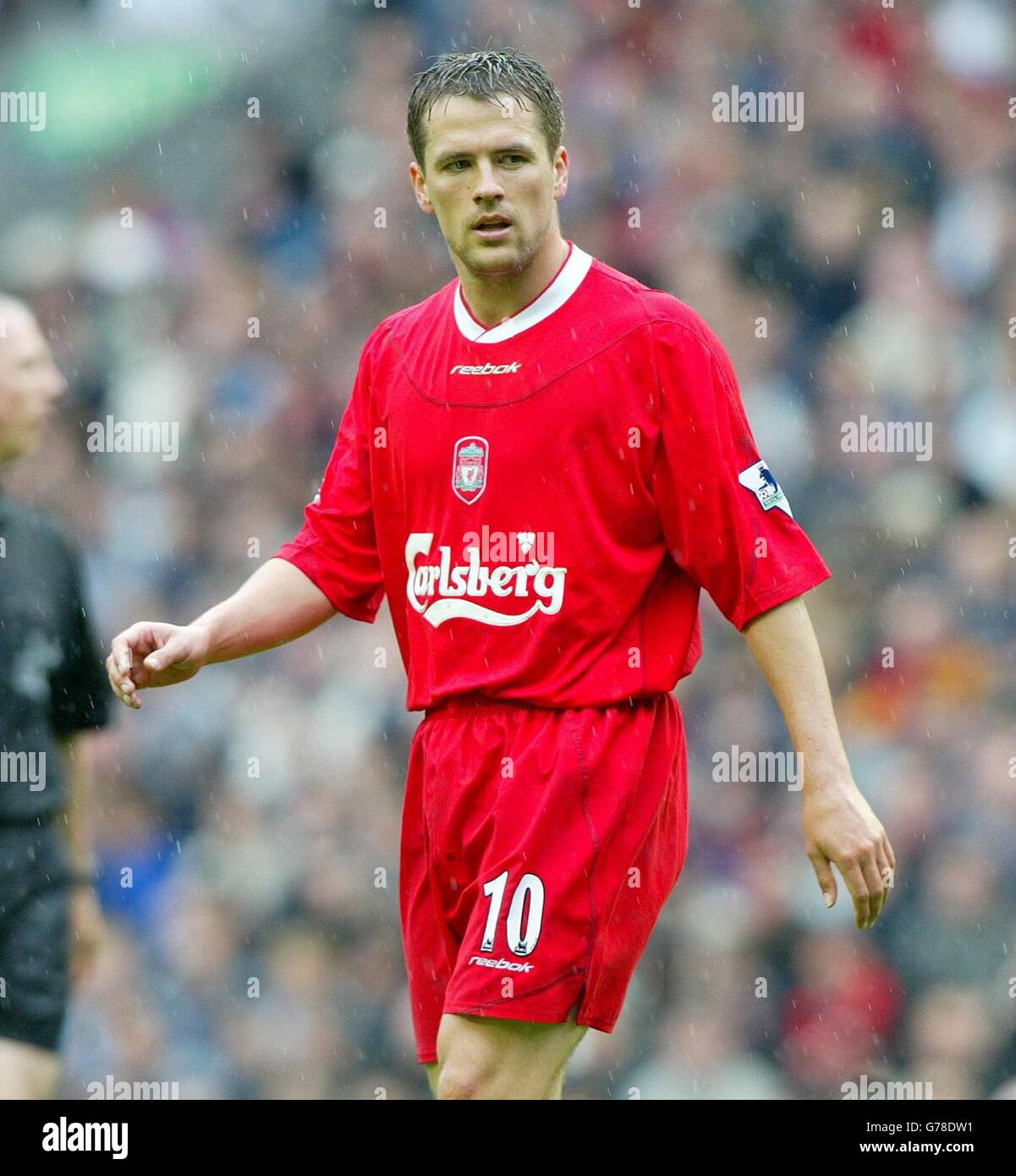 Michael Owen di Liverpool in azione contro Manchester City durante la sua partita di premiership fa Barclaycard all'Anfield Stadium di Liverpool. 04/06/03 : 04/06/03 : Michael Owen di Liverpool in azione contro Manchester City durante la loro partita di premiership fa Barclaycard all'Anfield Stadium di Liverpool. La città è stata nominata capitale europea della cultura. Meglio conosciuto per i Beatles e le sue due squadre di calcio, ha battuto le competizioni da Bristol, Birmingham, Cardiff, Newcastle e Oxford. 5/10/03: L'allenatore inglese Sven-Goran Eriksson affronta un'attesa ansiosa per imparare se Owen è in grado di guidare la linea nel Foto Stock
