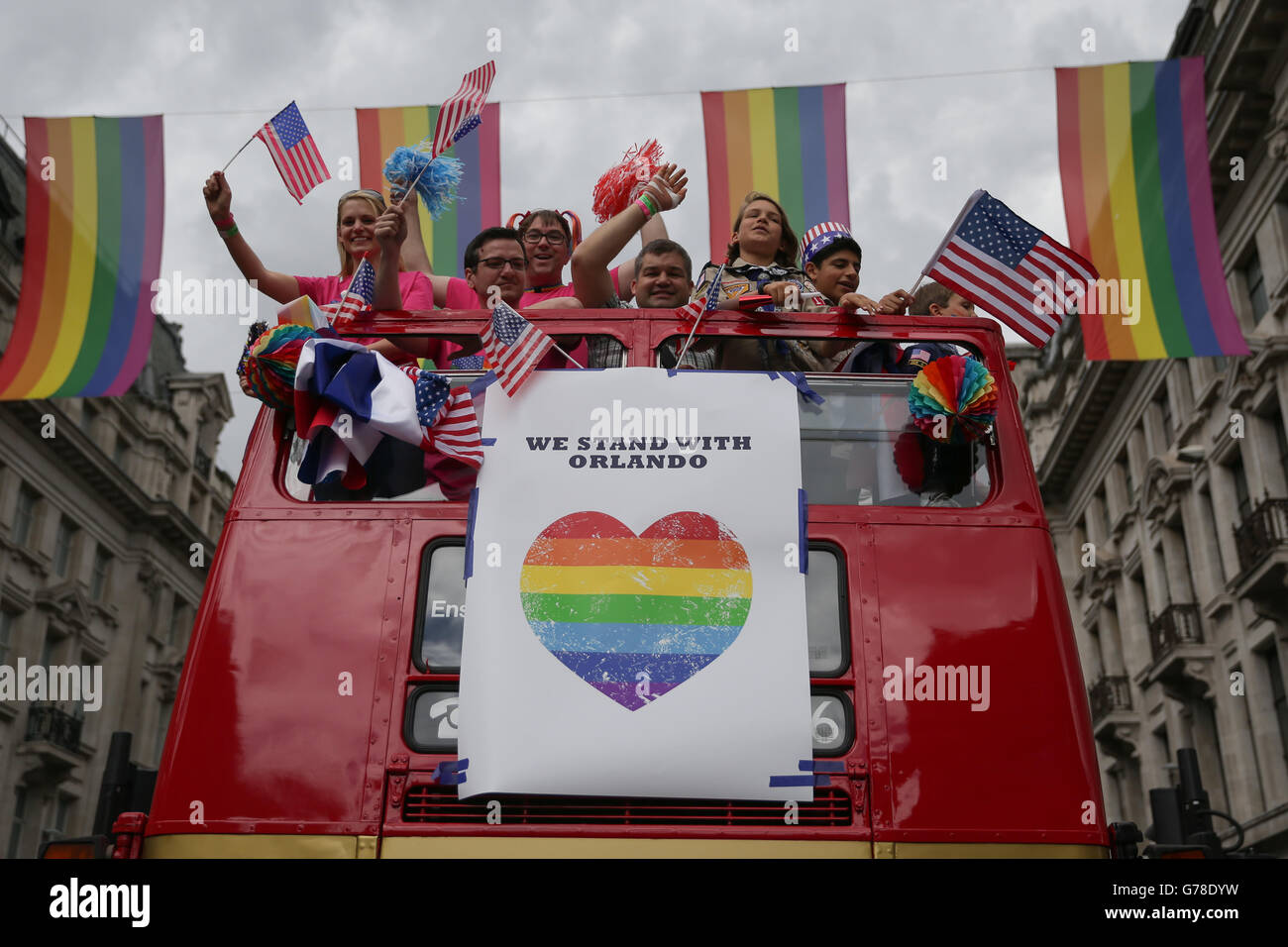 Un bus che mostra un messaggio di solidarietà alla città statunitense di Orlando durante l orgoglio di Londra parade, come si fa il suo modo attraverso le strade del centro di Londra. Foto Stock