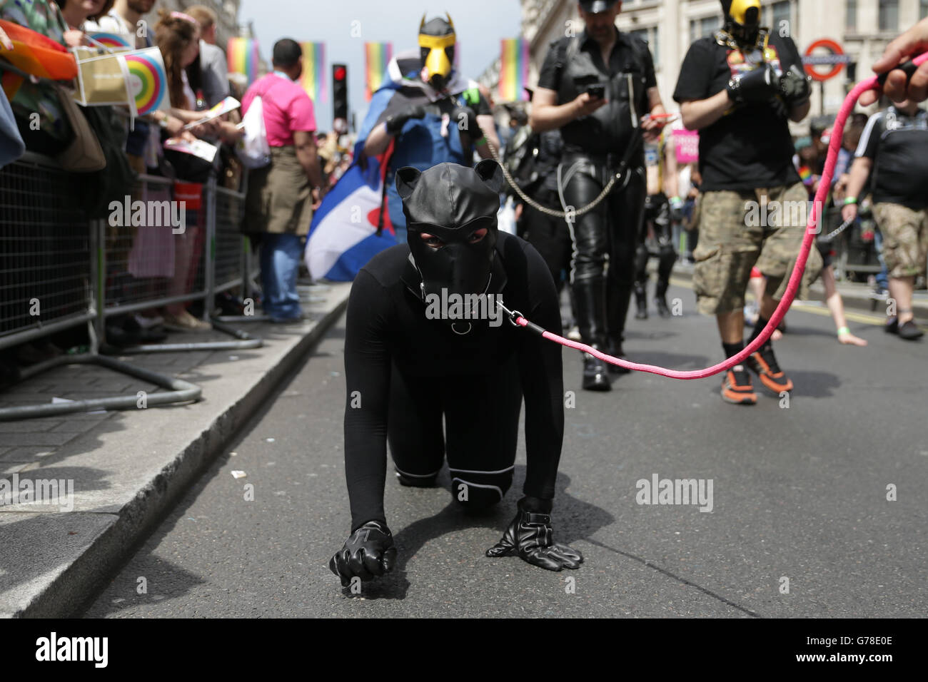 Un uomo che indossa una pelle di cane costume durante l orgoglio di Londra parade, come si fa il suo modo attraverso le strade del centro di Londra. Foto Stock