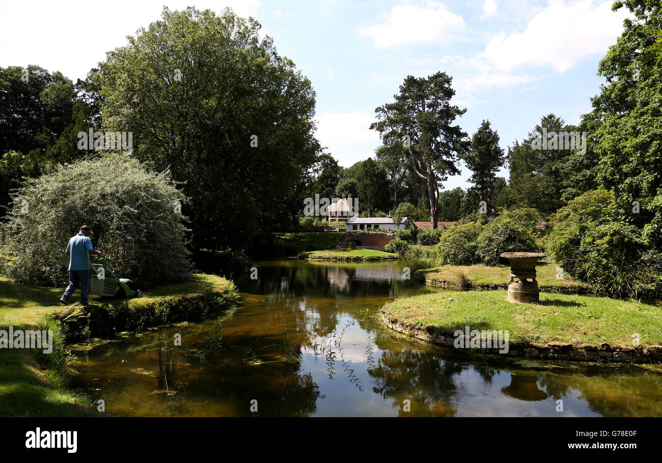 Il Giardino Svizzero di Shuttleworth nel Bedfordshire in vista della riapertura dei giardini a seguito di un progetto di restauro di 2.7 milioni di sterline. Associazione PRESSS Foto. Foto data Martedì 29 2014 luglio. I giardini svizzeri sono stati creati all'inizio del 1800 da Lord Robert Henley Ongley, precedentemente nascosto dietro le grucce del museo dell'aviazione Shuttleworth Collection. Uno dei giardini più storici della Gran Bretagna con 13 edifici e strutture elencate, di cui 6 elencati al grado II Il credito fotografico dovrebbe leggere Chris Radburn/PA Wire Foto Stock