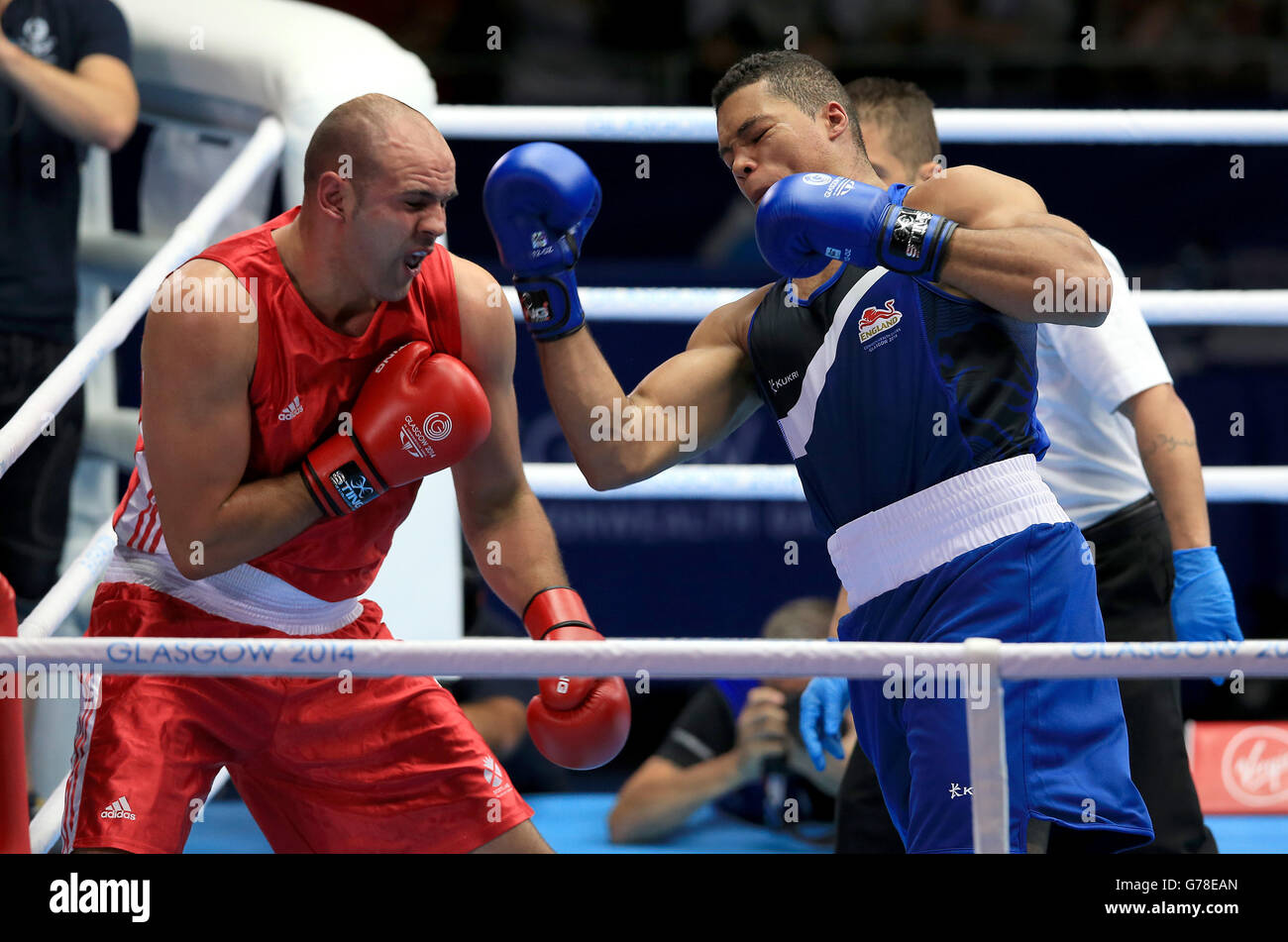 Ross Henderson (rosso) in azione contro Joseph Joyce dell'Inghilterra al SECC, durante i Giochi del Commonwealth 2014 a Glasgow. Foto Stock