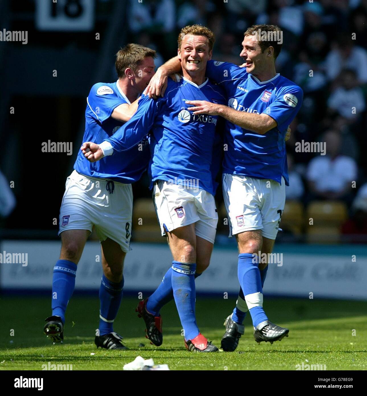 Jim Magilton di Ipswich Town festeggia il punteggio contro Derby con i compagni di squadra Matt Holland (a sinistra) e Chris Makin durante la partita Nationwide Division One al Derby's Pride Park Stadium. . Foto Stock