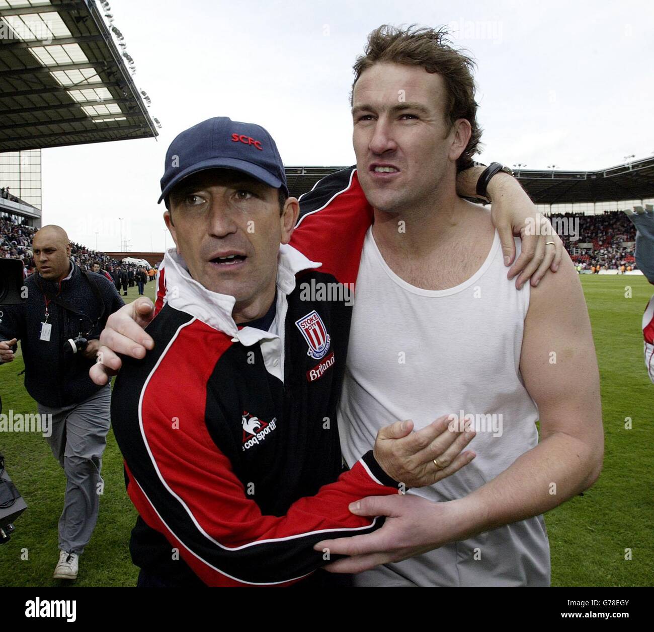 Il direttore di Stoke City Tony Pulis (a sinistra) celebra il mantenimento dello status di 1a Divisione con il custode Mark Crossley dopo aver battuto leggendo 1-0, nella loro partita Nationwide Division One al Britannia Stadium, Stoke-on-Trent. .. Foto Stock