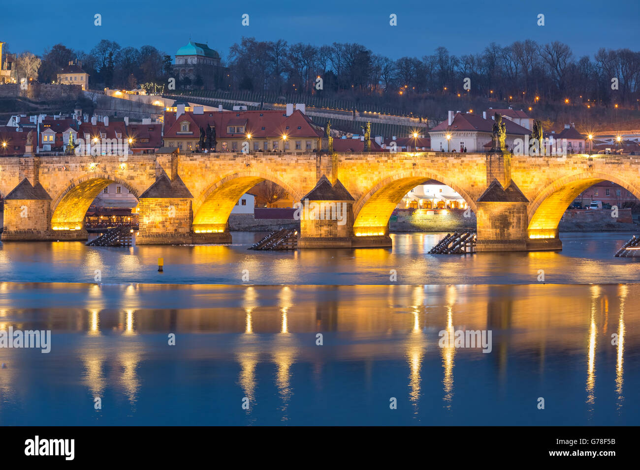 Charles Bridge in serata a Praga, Repubblica Ceca Foto Stock