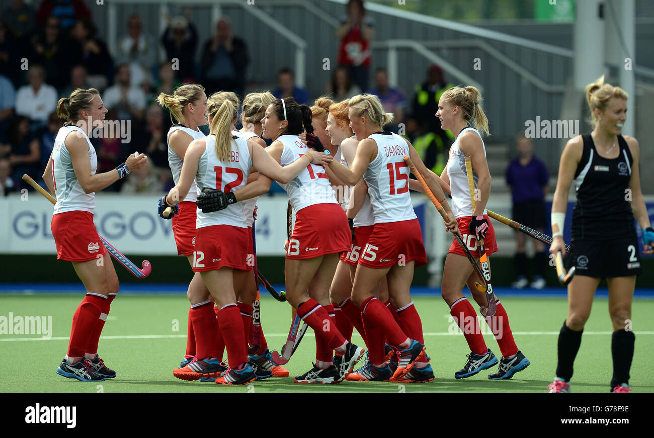 England Womens Hockey Team festeggia il loro gol di apertura da parte di Lily Owsley contro la Nuova Zelanda al National Hockey Center, durante i Giochi del Commonwealth 2014 a Glasgow. Foto Stock