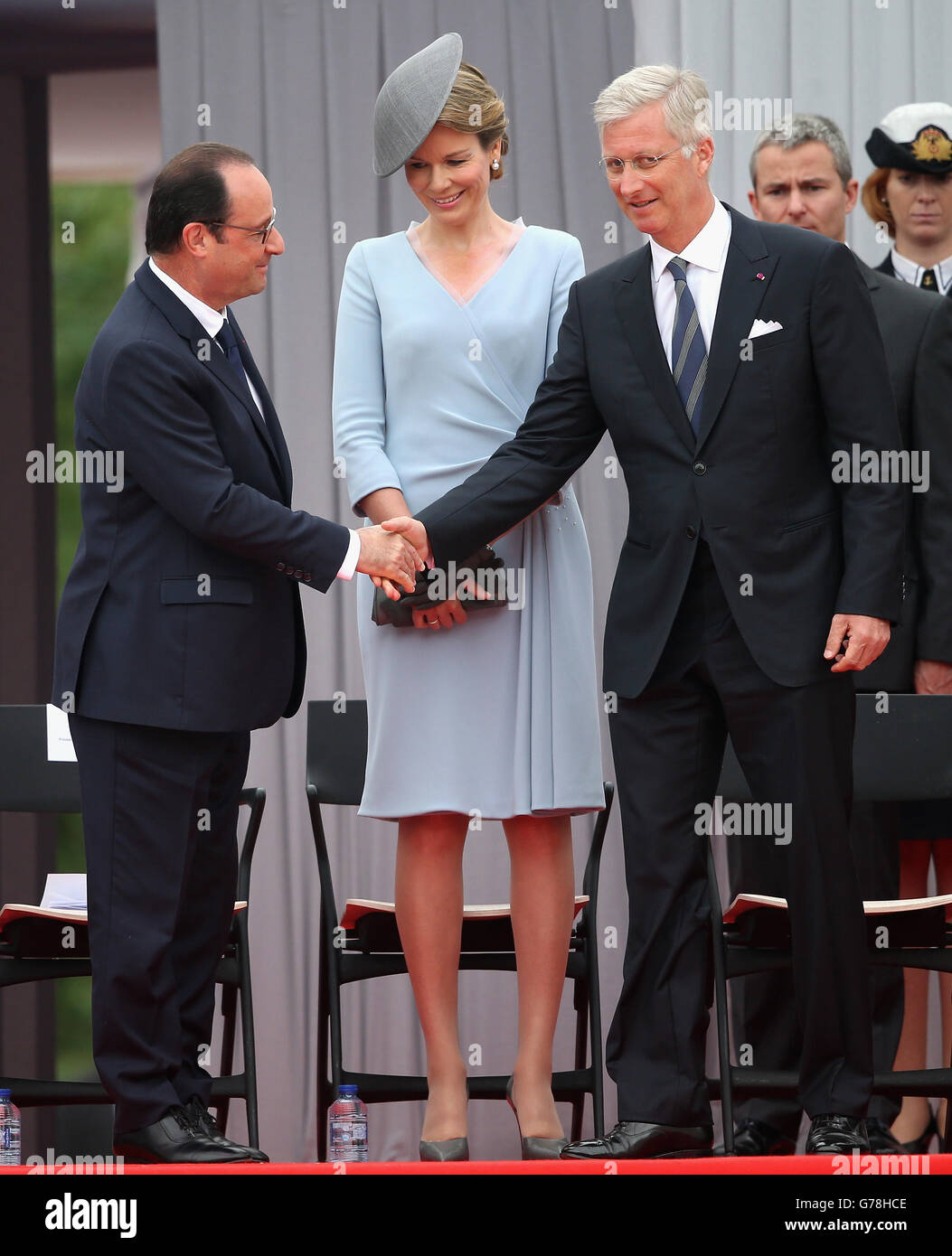 Il presidente francese Francois Hollande stringe le mani con il re Filippo di Belgio durante una cerimonia al Cointe Inter-Allied Memorial, Liegi, Belgio, in commemorazione del 100° anniversario dell'inizio della prima guerra mondiale. Foto Stock