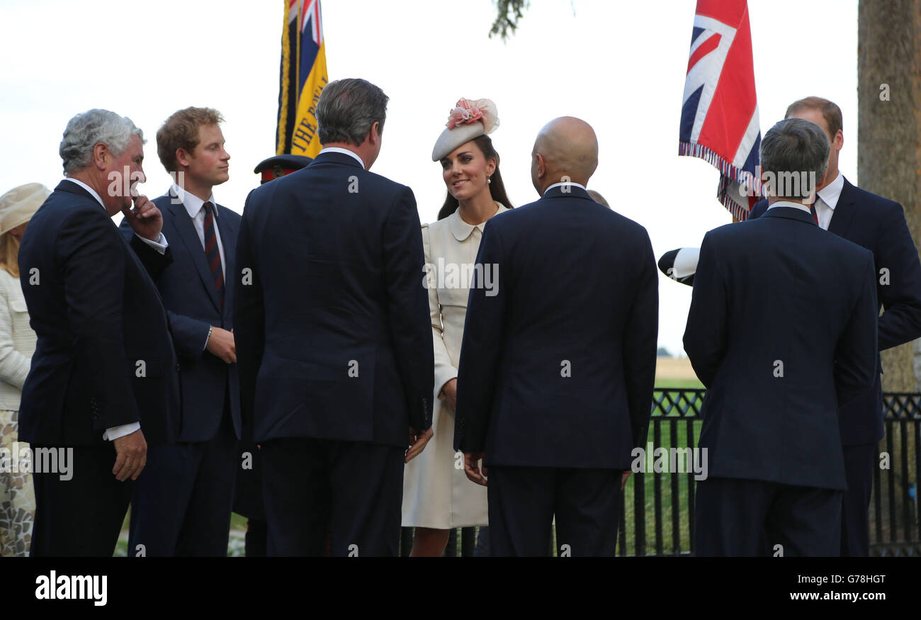 La duchessa di Cambridge e il principe harry parlano con il primo ministro David Cameron in una cerimonia al cimitero militare St Symphorien a Mons, Belgio, commemorando il centesimo anniversario dell'inizio della prima guerra mondiale. Foto Stock