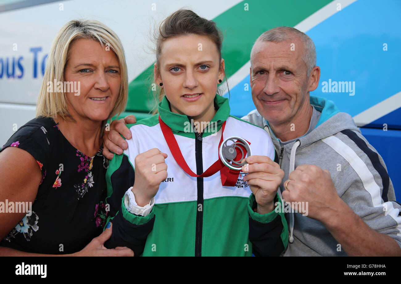 La medaglia d'argento del Commonwealth dell'Irlanda del Nord ha vinto il pugile Michaela Walsh con i suoi genitori Martine e Damien durante una fotocellula quando è arrivata a casa al Queens Pavilion, Belfast. Foto Stock