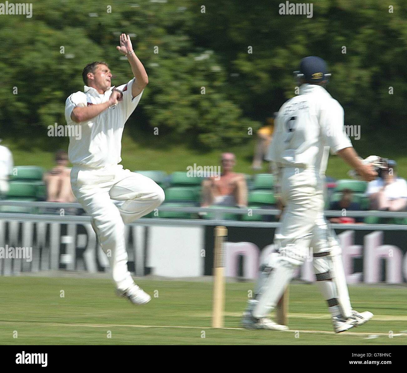 Yorkshire e Inghilterra, Darren Gough in azione contro Durham al Riverside in Chester-le Street. Foto Stock