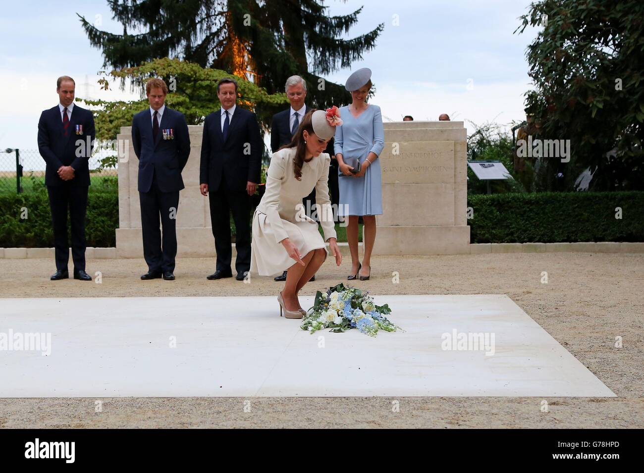 La Duchessa di Cambridge depone fiori durante una cerimonia al St. Symphorien, Mons, commemorando il centesimo anniversario dell'inizio del primo World Wa. Foto Stock