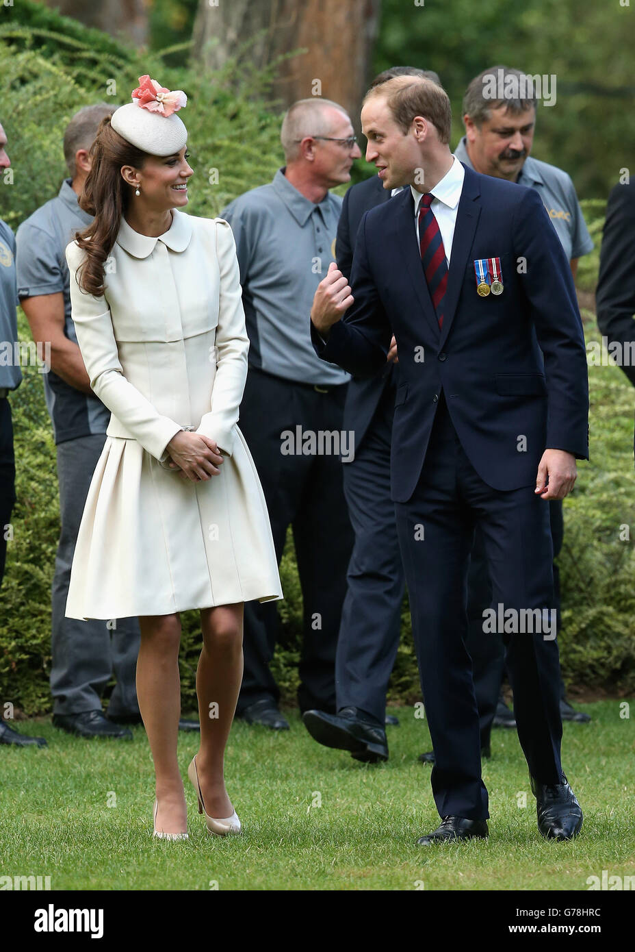 Duchessa di Cambridge e il Duca di Cambridge camminano attraverso tombe di guerra al Cimitero militare di St Symphorien mentre assistono ad una cerimonia per commemorare il centesimo anniversario dello scoppio della prima guerra mondiale. Foto Stock