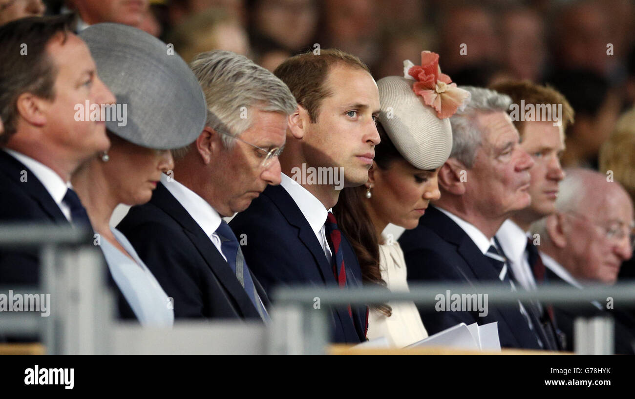 David Cameron, la regina Mathilde, il re Philippe, il duca di Cambridge, la duchessa di Cambridge, Joachim Gauck e il principe Harry durante un servizio memoriale tenuto al cimitero di St. Symphorien per celebrare il centenario della Grande Guerra. Foto Stock