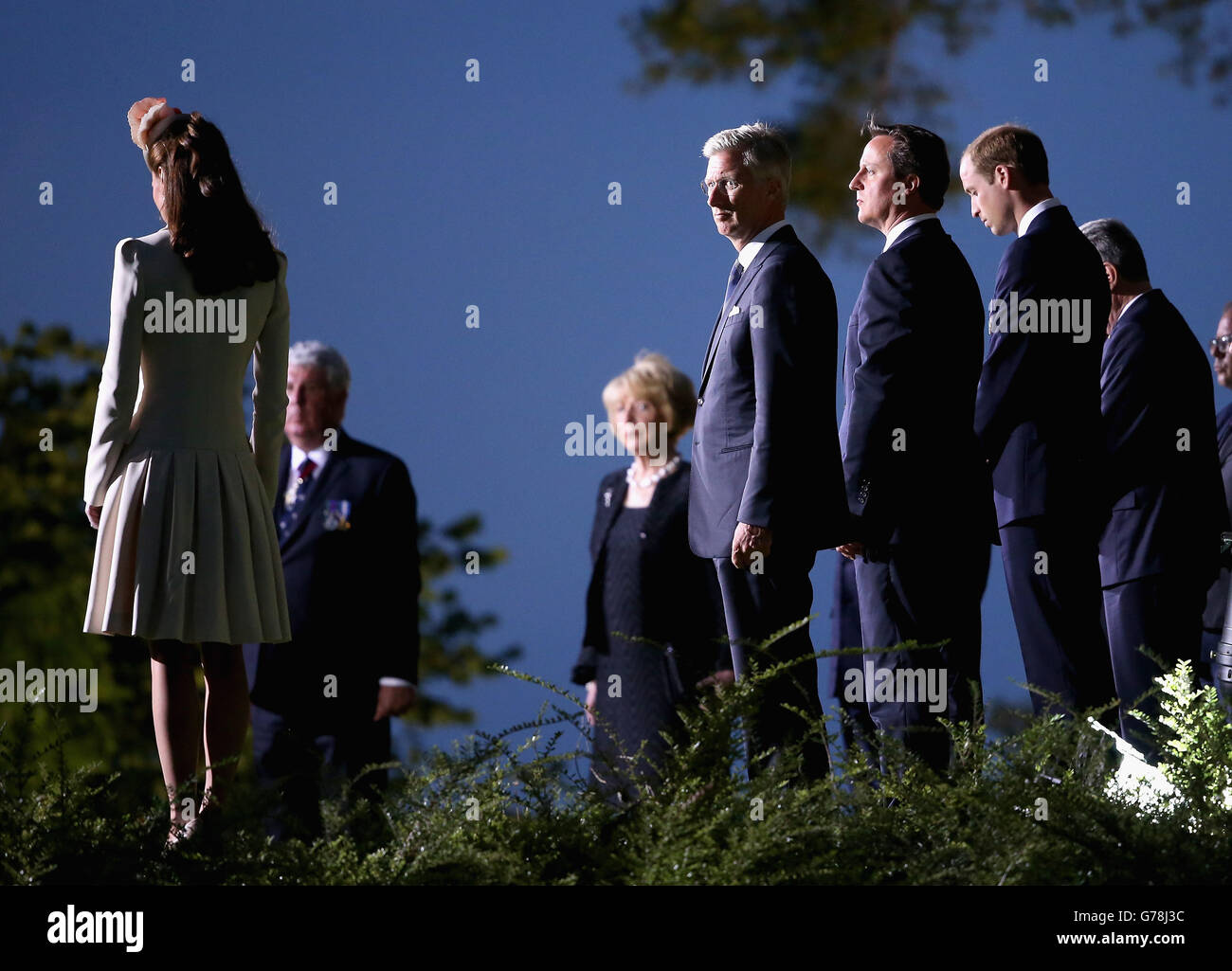 La Duchessa di Cambridge, il re Philippe del Belgio, il primo ministro David Cameron e il duca di Cambridge celebrano il Cimitero militare di St Symphorien in occasione di una cerimonia per commemorare il centesimo anniversario dello scoppio della prima guerra mondiale. Foto Stock