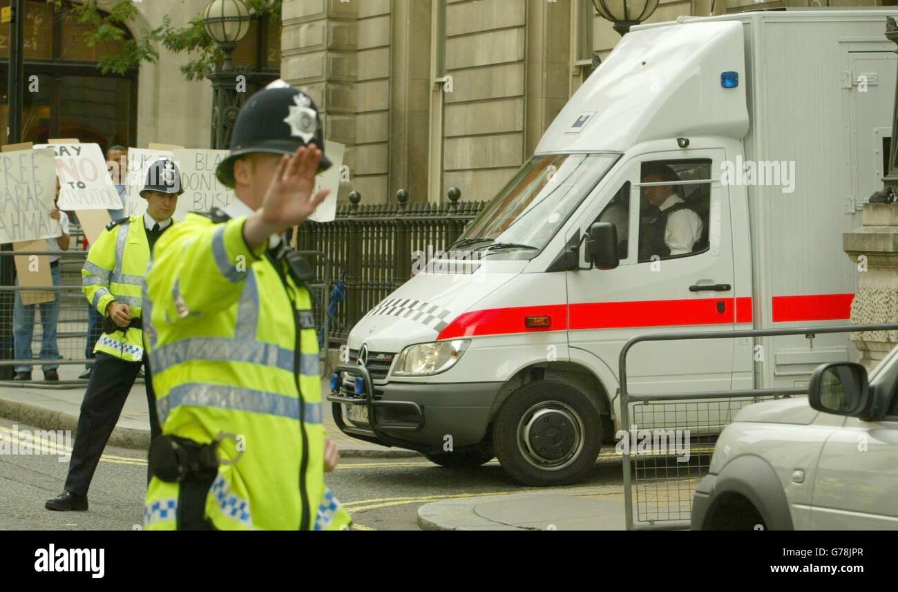 Babar Ahmad lasciando la Corte dei Magistrati di Bow Street, Babar Ahmad è stato arrestato in base a leggi antiterrorismo e viene detenuto in base a un mandato di estradizione statunitense. Un terrorismo sospettato di dover far fronte all'estradizione negli Stati Uniti ritiene che il suo perseguimento sia "politicamente motivato e determinato a combattere le accuse", un tribunale sentito. Foto Stock