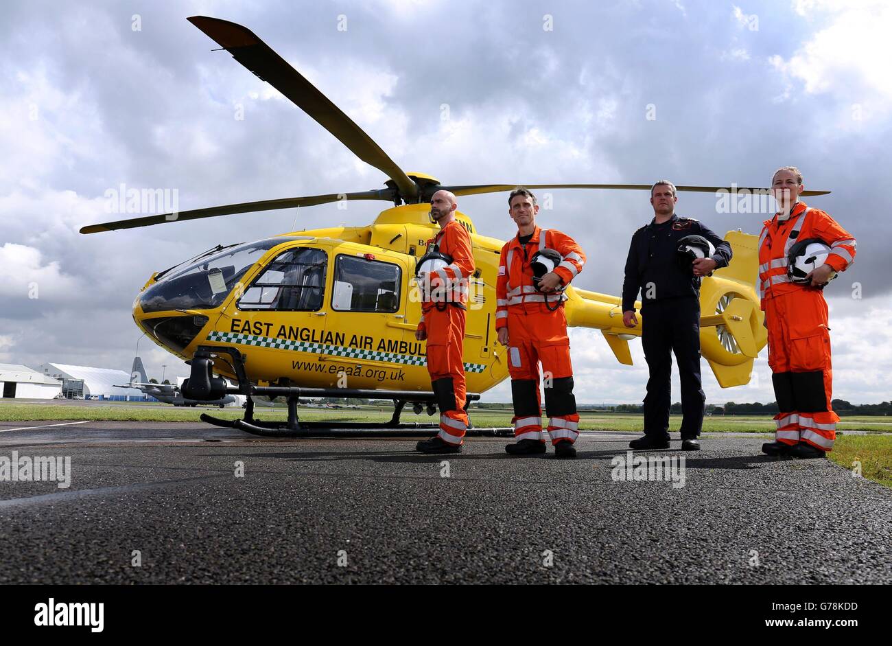 I membri dell'equipaggio dell'East Anglian Air Ambulance (da sinistra a destra), il dottor Antonio Bellini, il responsabile della terapia intensiva Gary Spitzer, il capitano Dave Kelly e il dottor Jayne McKinlay, si trovano accanto al loro elicottero all'aeroporto di Cambridge, a Cambridgeshire. Foto Stock
