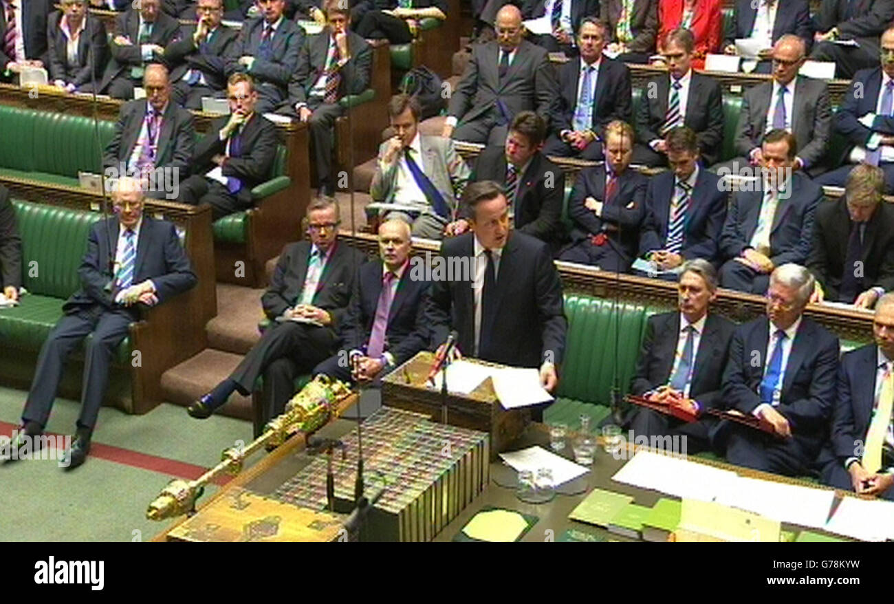 Il primo Ministro David Cameron mentre aggiorna i parlamentari della Camera dei Comuni, Londra, dopo il downing del volo MH17 della Malaysia Airlines in Ucraina. Foto Stock