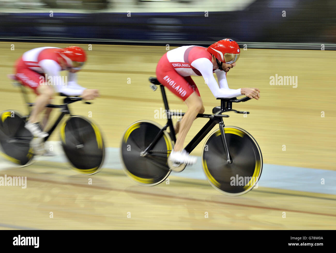 Sir Bradley Wiggins guida la squadra inglese del Team Pursuit seguita da ed Clancy durante una sessione di allenamento al Sir Chris Hoy Velodrome, Glasgow. Data immagine: Lunedì 21 luglio 2014. Vedi PA Story COMMONWEALTH Cycling. Il credito fotografico dovrebbe leggere John Giles/PA. Foto Stock