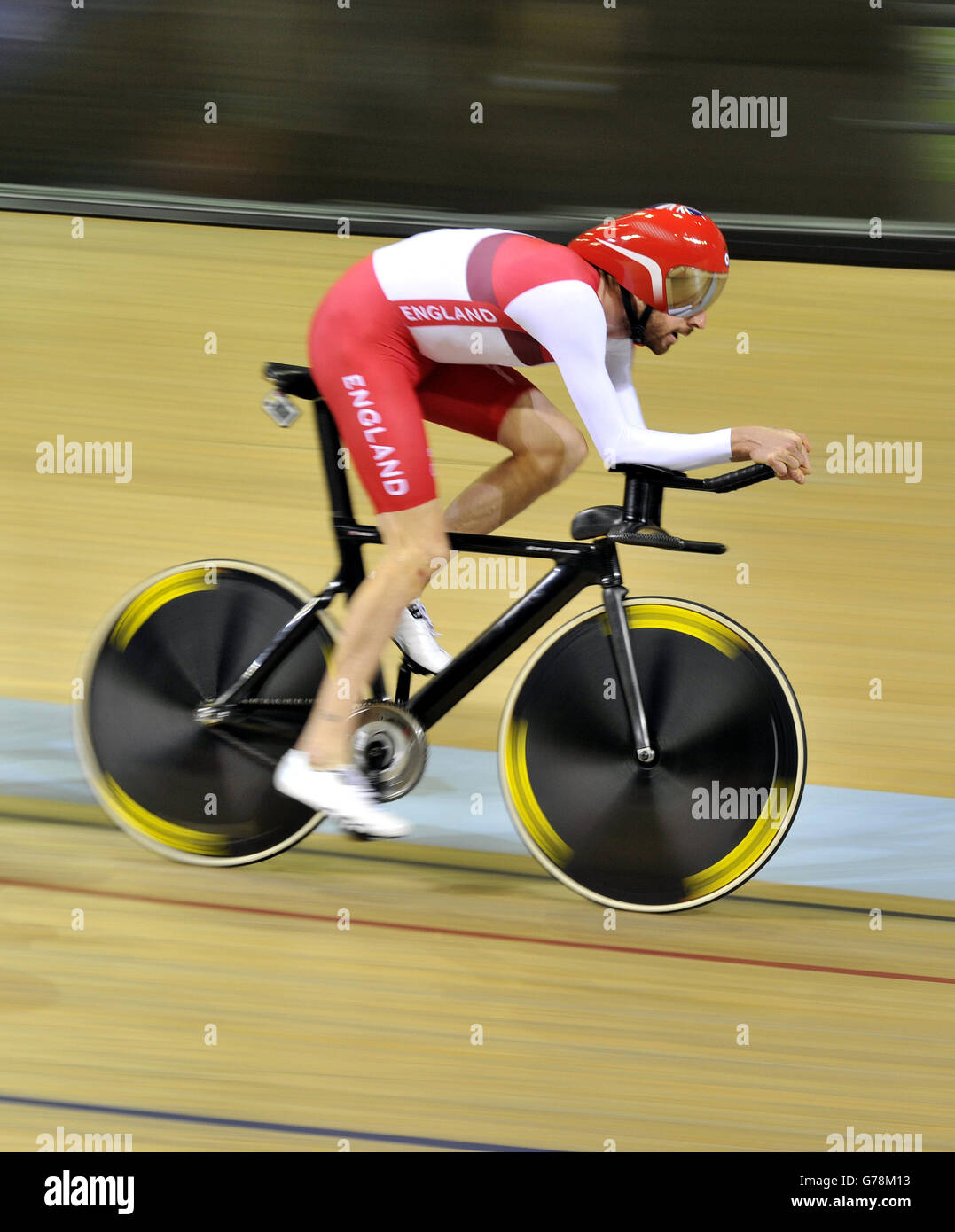 Sir Bradley Wiggins guida la squadra inglese del Team Pursuit durante una sessione di allenamento al Sir Chris Hoy Velodrome di Glasgow. Data immagine: Lunedì 21 luglio 2014. Vedi PA Story COMMONWEALTH Cycling. Il credito fotografico dovrebbe leggere John Giles/PA. Foto Stock