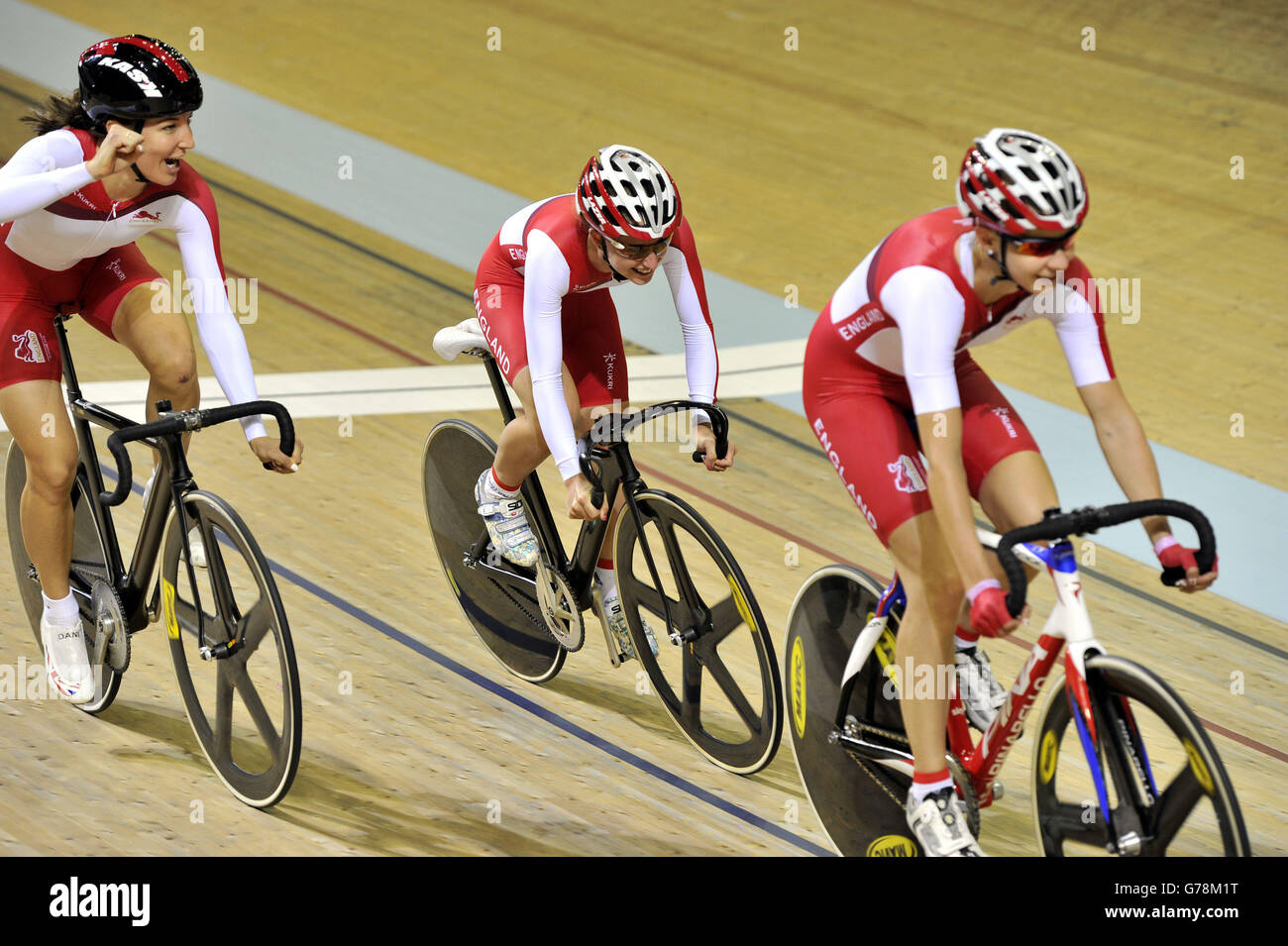 Team England Women's Pursuit Team Joanna Rowsell (a destra), Laura Trott e Dani King (a sinistra) durante una sessione di allenamento al Sir Chris Hoy Velodrome, Glasgow. Data immagine: Lunedì 21 luglio 2014. Vedi PA Story COMMONWEALTH Cycling. Il credito fotografico dovrebbe leggere John Giles/PA. Foto Stock