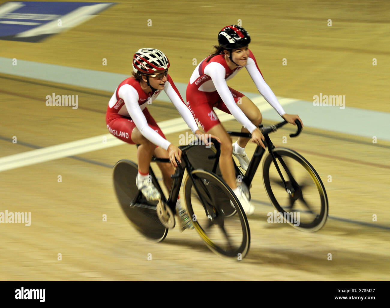 Laura Trott e Dani King (a destra) del Team England durante una sessione di allenamento al Sir Chris Hoy Velodrome di Glasgow. Data immagine: Lunedì 21 luglio 2014. Vedi PA Story COMMONWEALTH Cycling. Il credito fotografico dovrebbe leggere John Giles/PA. Foto Stock