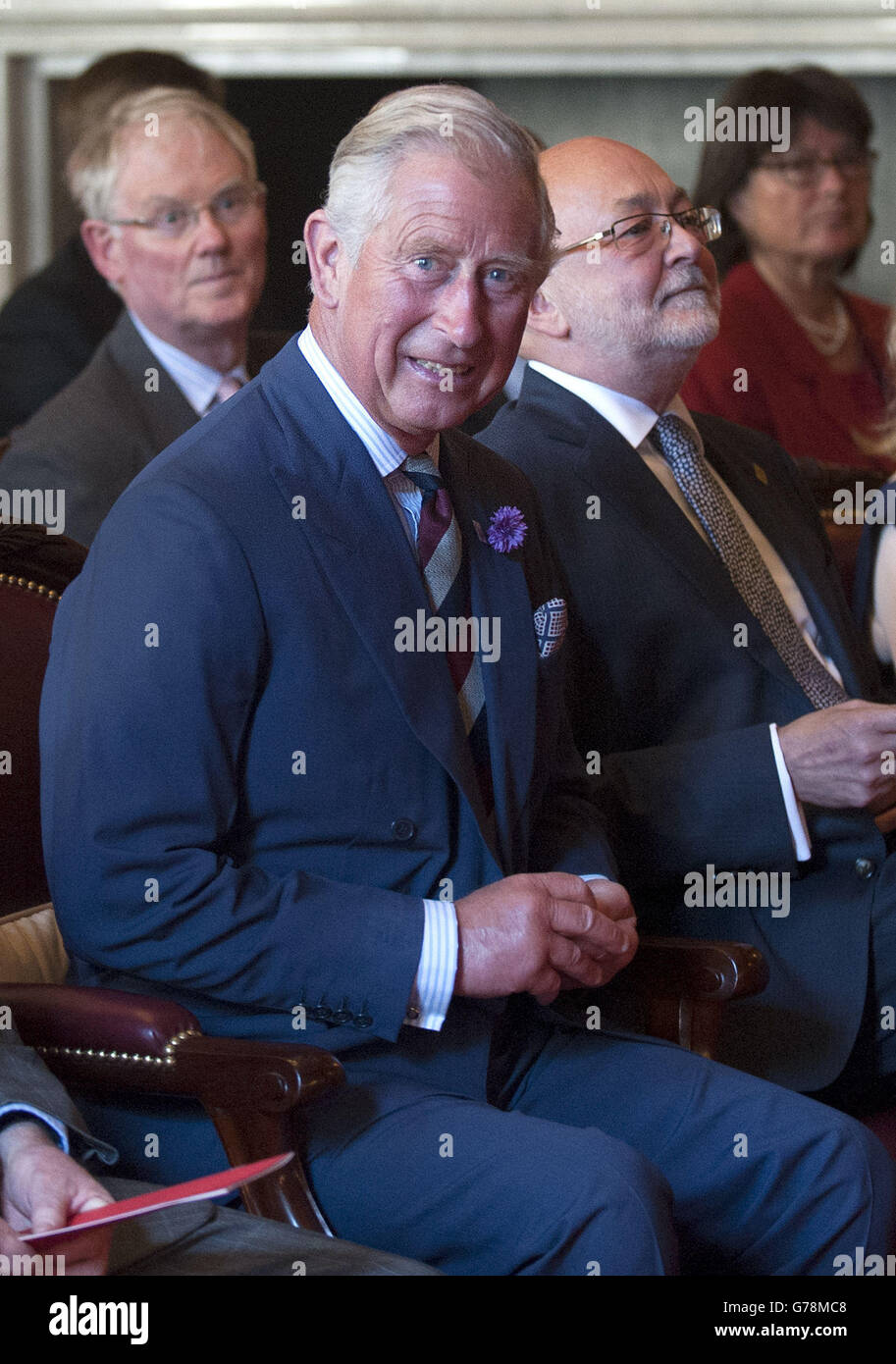 Il Principe del Galles incontra musicisti mentre frequenta un recital per celebrare il 40° anniversario della Scottish Chamber Orchestra al Palace of Holyroodhouse di Edimburgo, durante la sua visita annuale in Scozia. Foto Stock