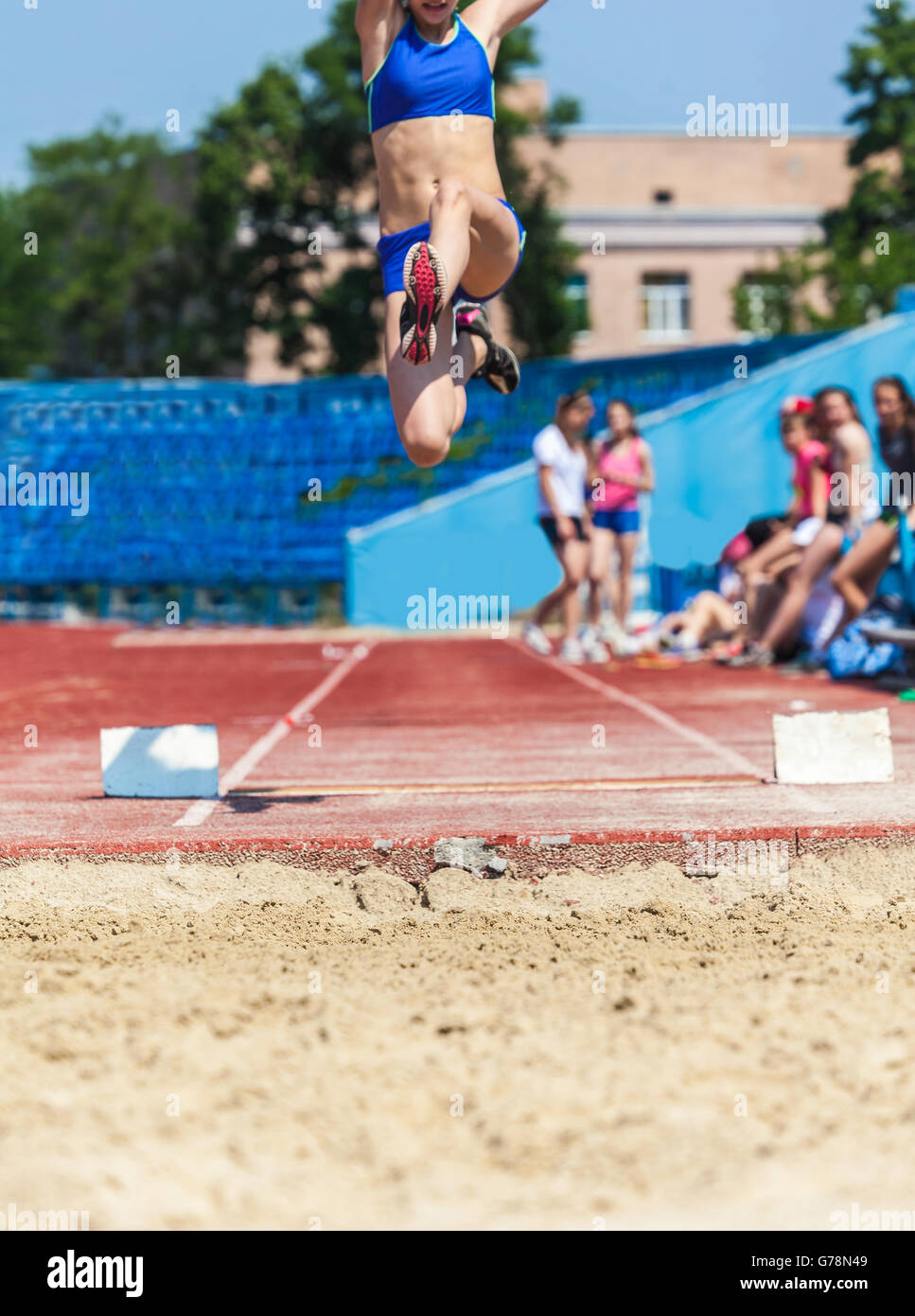 Esecuzione del salto triplo, sfondo sport Foto Stock