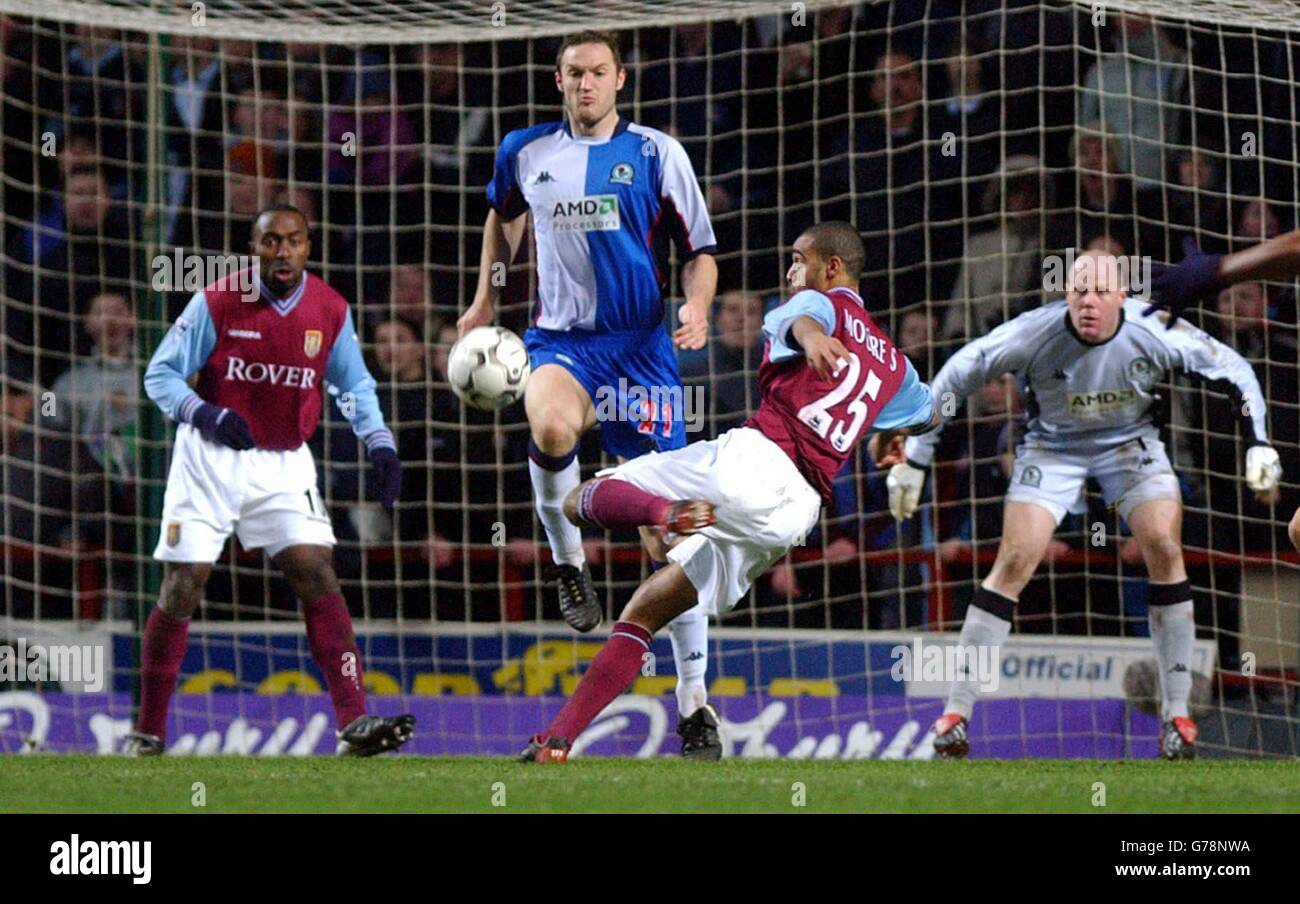 Stefan Moore di Aston Villa si accanisce a una volata contro Blackburn Rovers, durante la loro partita Barclaycard Premiership a Villa Park. Punteggio finale 3-0 a Villa. Foto Stock