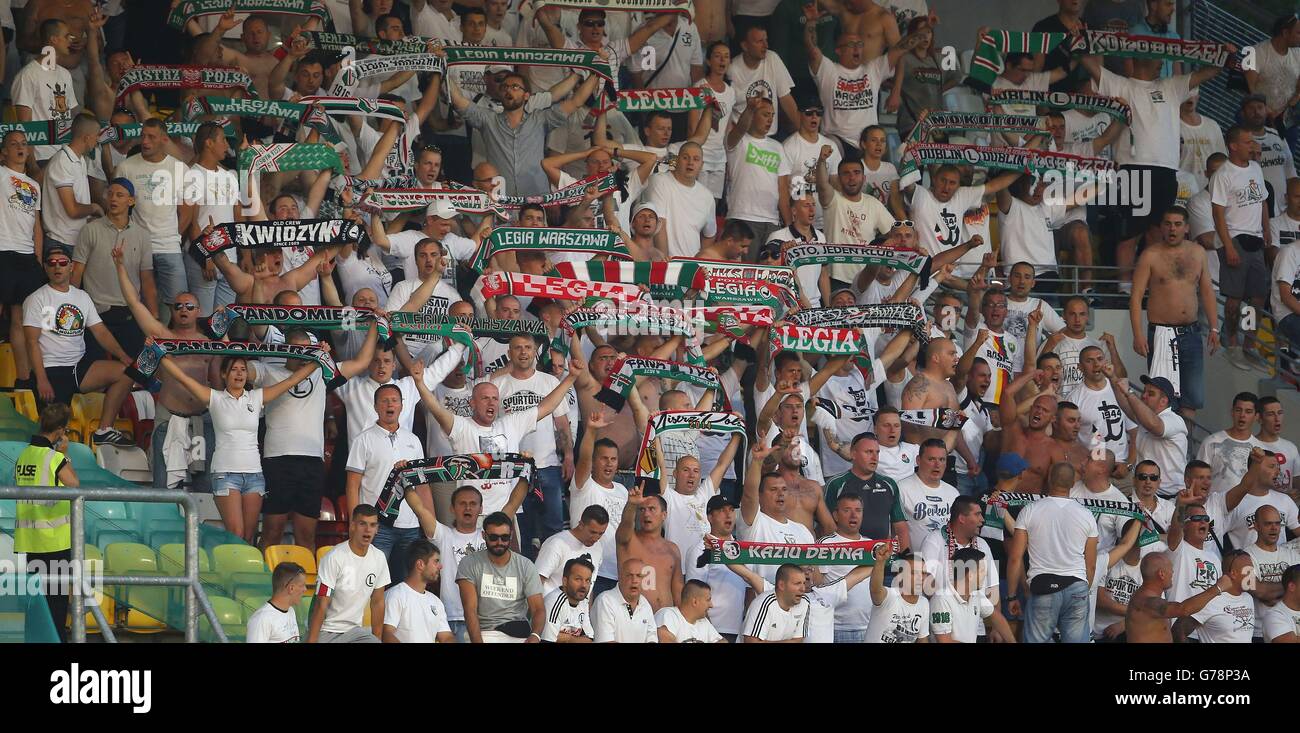 I tifosi della Legia Warszawa festeggiano l'atletica di St Patrickls nella seconda partita di qualificazione della UEFA Champions League al Tallaght Stadium di Dublino. Foto Stock