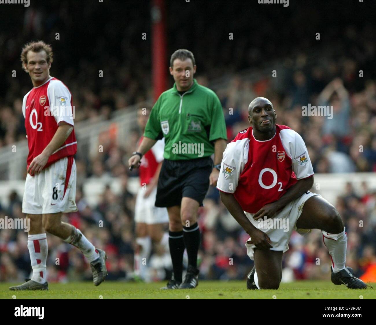 Il difensore dell'Arsenal Sol Campbell (a destra) ha un sorriso dopo che il suo raro colpo salpa in alto sopra il bar durante la partita fa Barclaycard Premiership a Highbury, Londra. Arsenal ha vinto il 2.0. Foto Stock