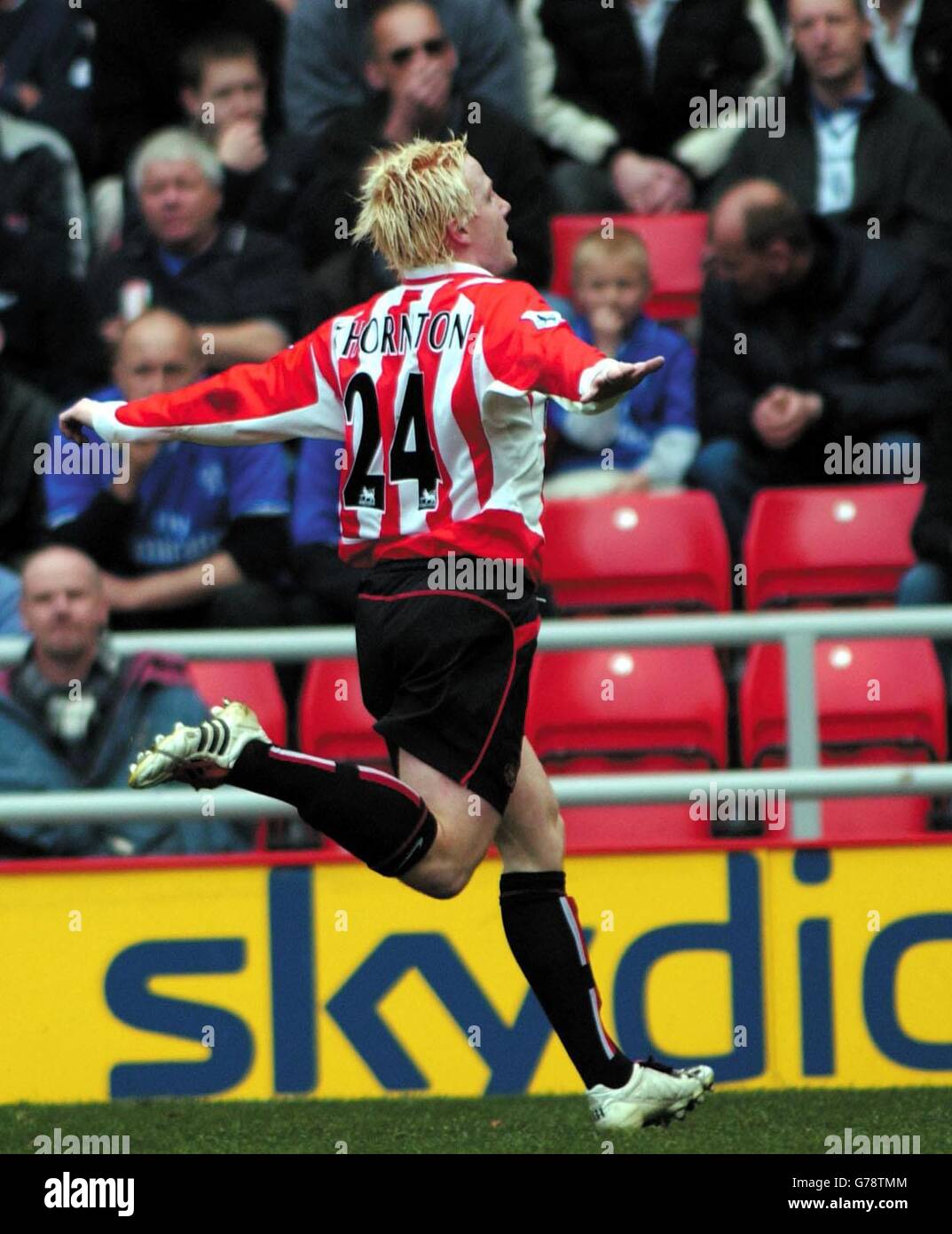 Sean Thornton di Sunderland celebra il suo obiettivo di apertura contro il Chelsea, durante la sua partita fa Barclaycard Premiership allo stadio di luci di Sunderland. Foto Stock