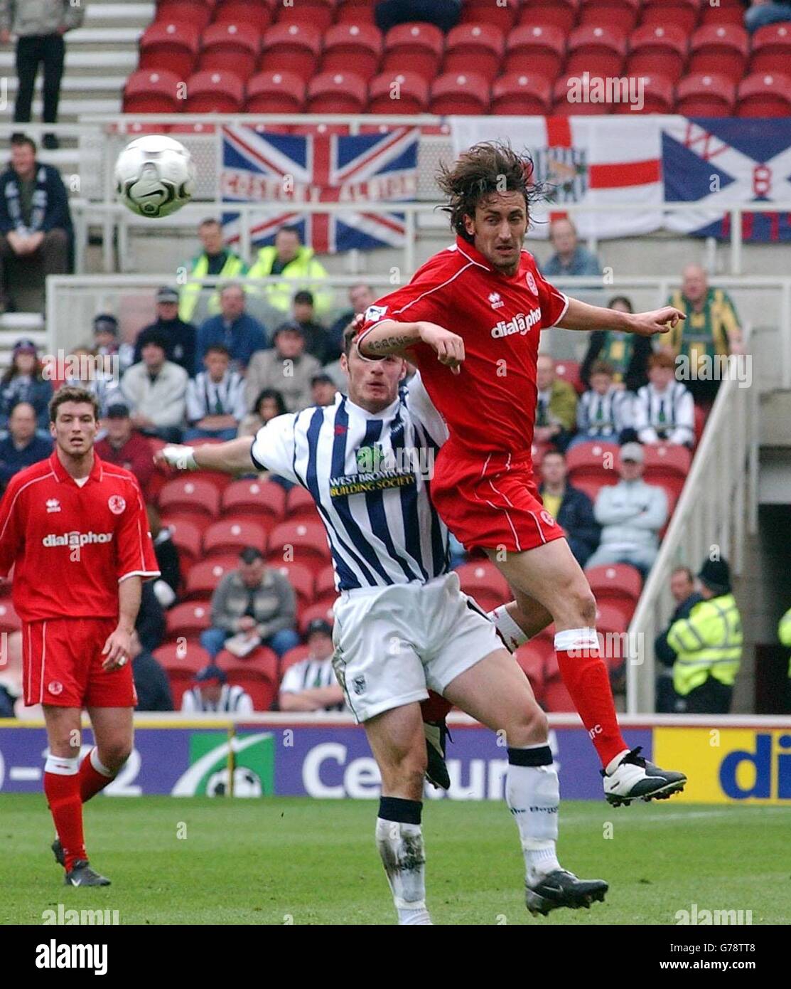 Il Jonathan Greening di Middlesbrough salta il West Bromwich Albion Jason Koumas, durante la loro partita fa Barclaycard Premiership al Middlesbrough's Riverside Stadium. Foto Stock