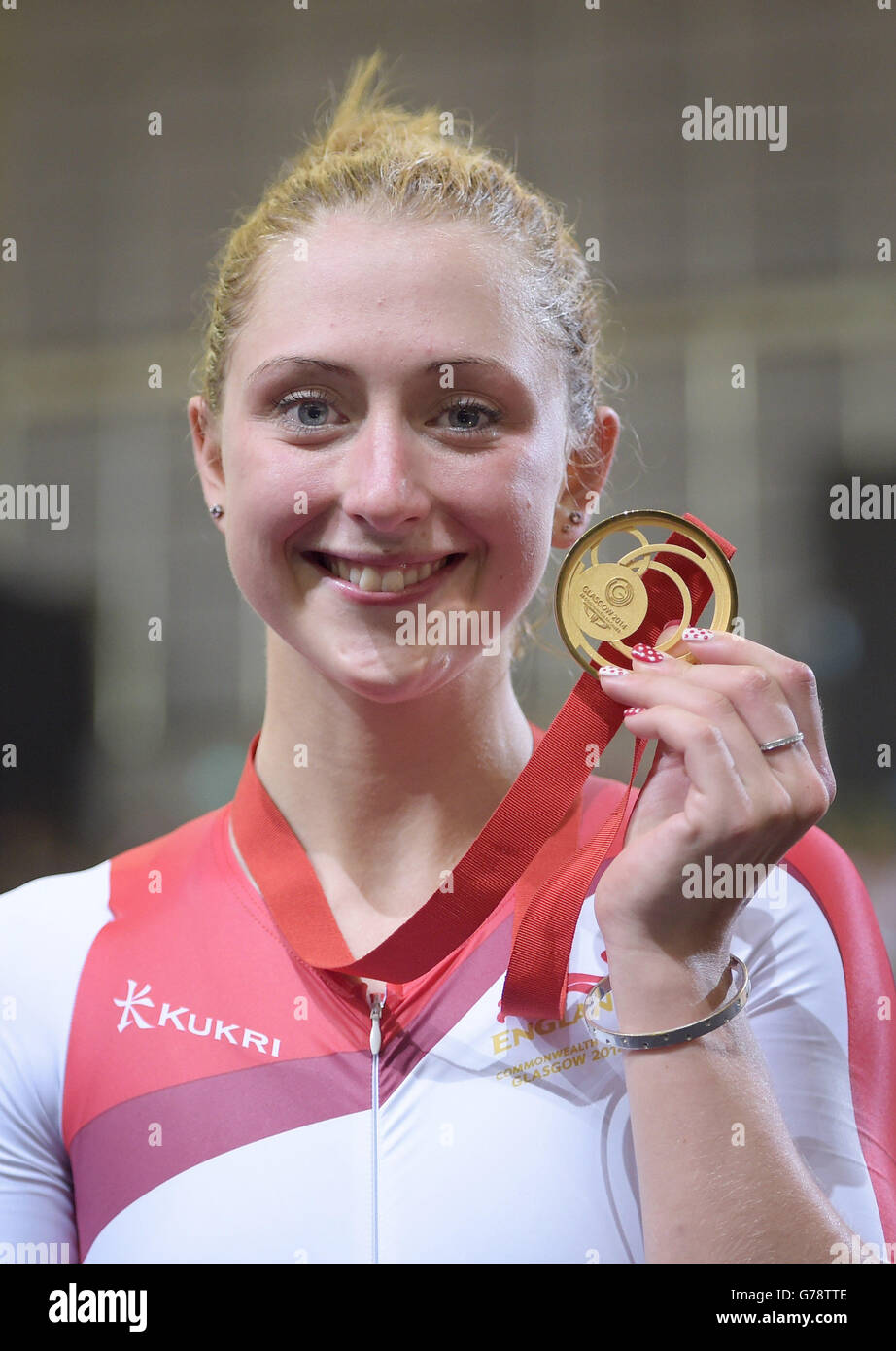 Laura Trott, in Inghilterra, celebra l'oro nella corsa a 25 km presso il Sir Chris Hoy Velodrome durante i Giochi del Commonwealth 2014 a Glasgow. Foto Stock