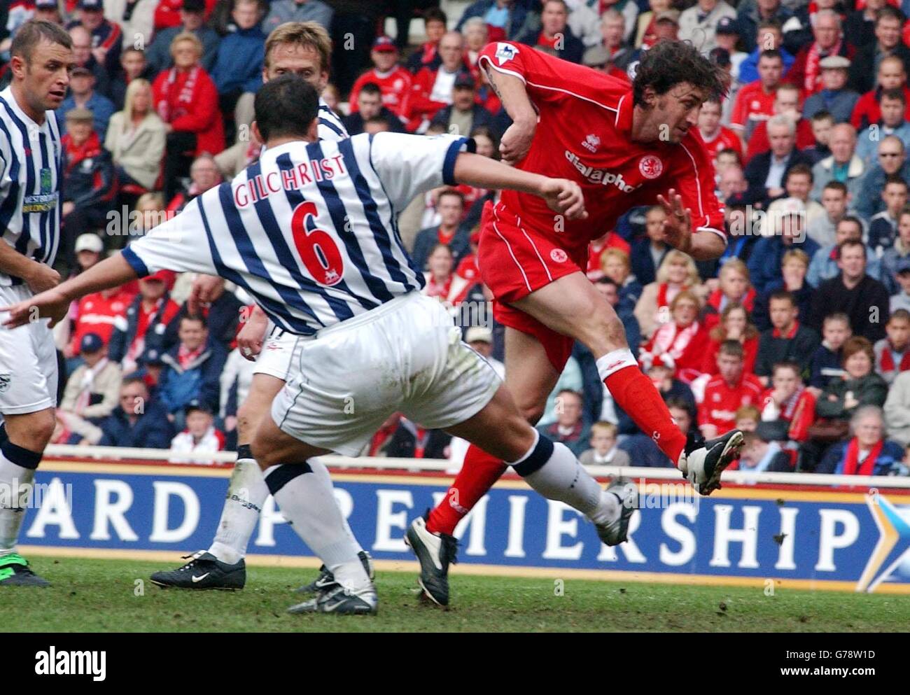 Jonathan Greening Fires di Middlesbrough ospita il secondo gol contro West Bromwich Albion, durante la sua partita di premiership fa Barclaycard al Middlesbrough's Riverside Stadium. Middlesbrough batte West Brom 3-0. Foto Stock