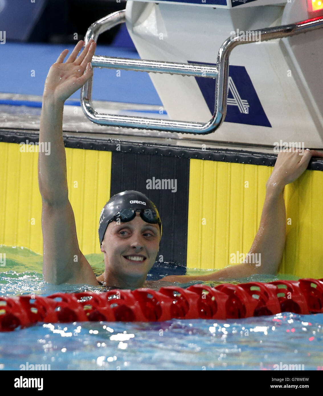 Francesca Halsall, in Inghilterra, festeggia dopo aver vinto la finale delle farfalle da 50 m, al Tollcross Swimming Center, durante i Giochi del Commonwealth 2014 a Glasgow. Foto Stock