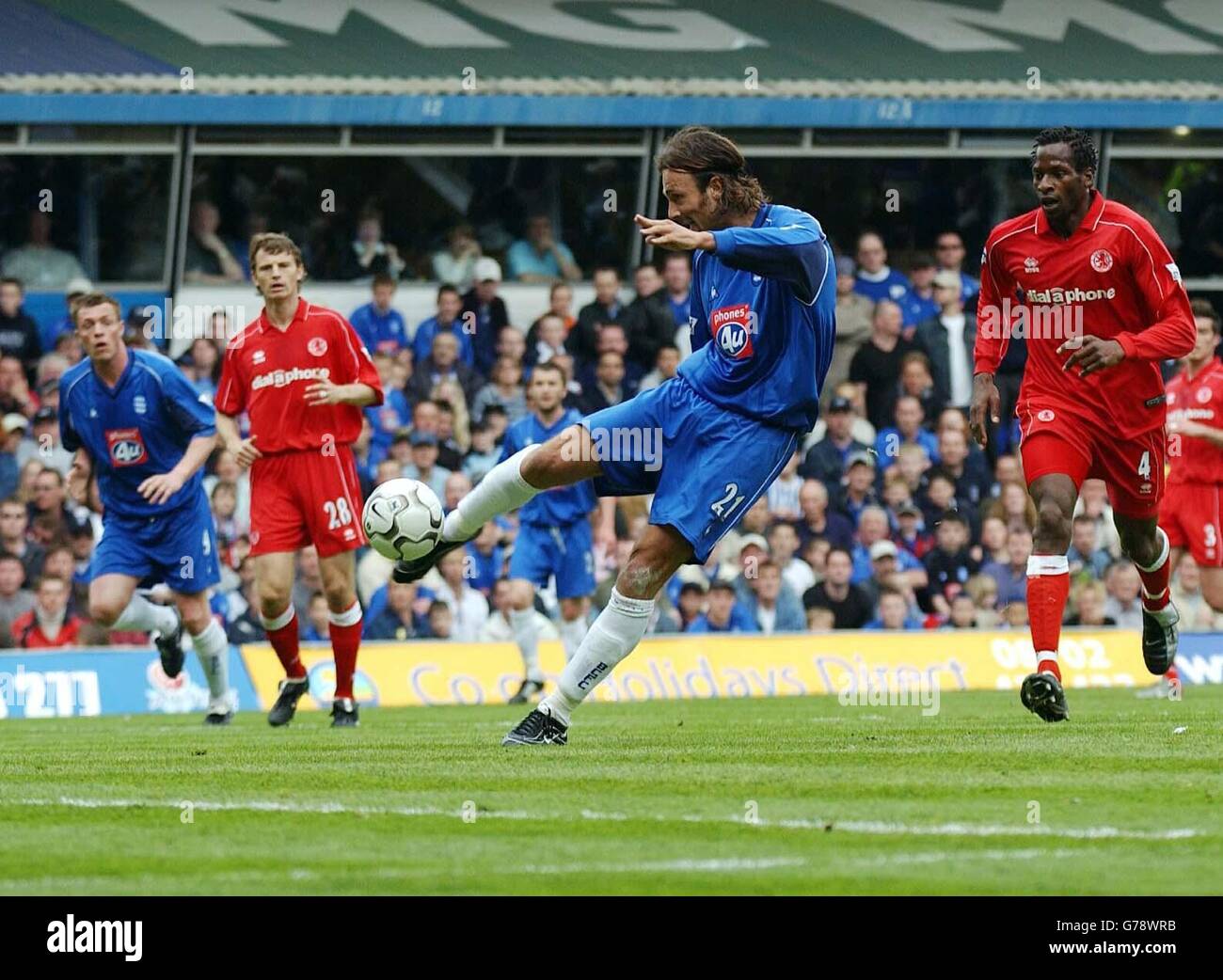 Christophe Dugarry della città di Birmingham segna l'obiettivo di apertura contro Middlesbrough durante la partita di Barclaycard Premiership a St Andrews, Birmingham. Foto Stock