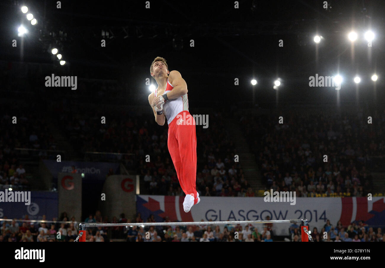 Il Max Whitlock dell'Inghilterra si smonta dall'High Bar mentre vince la medaglia d'oro nella Ginnastica All Around degli uomini alla SSE Hydro, durante i Giochi del Commonwealth 2014 a Glasgow. Foto Stock
