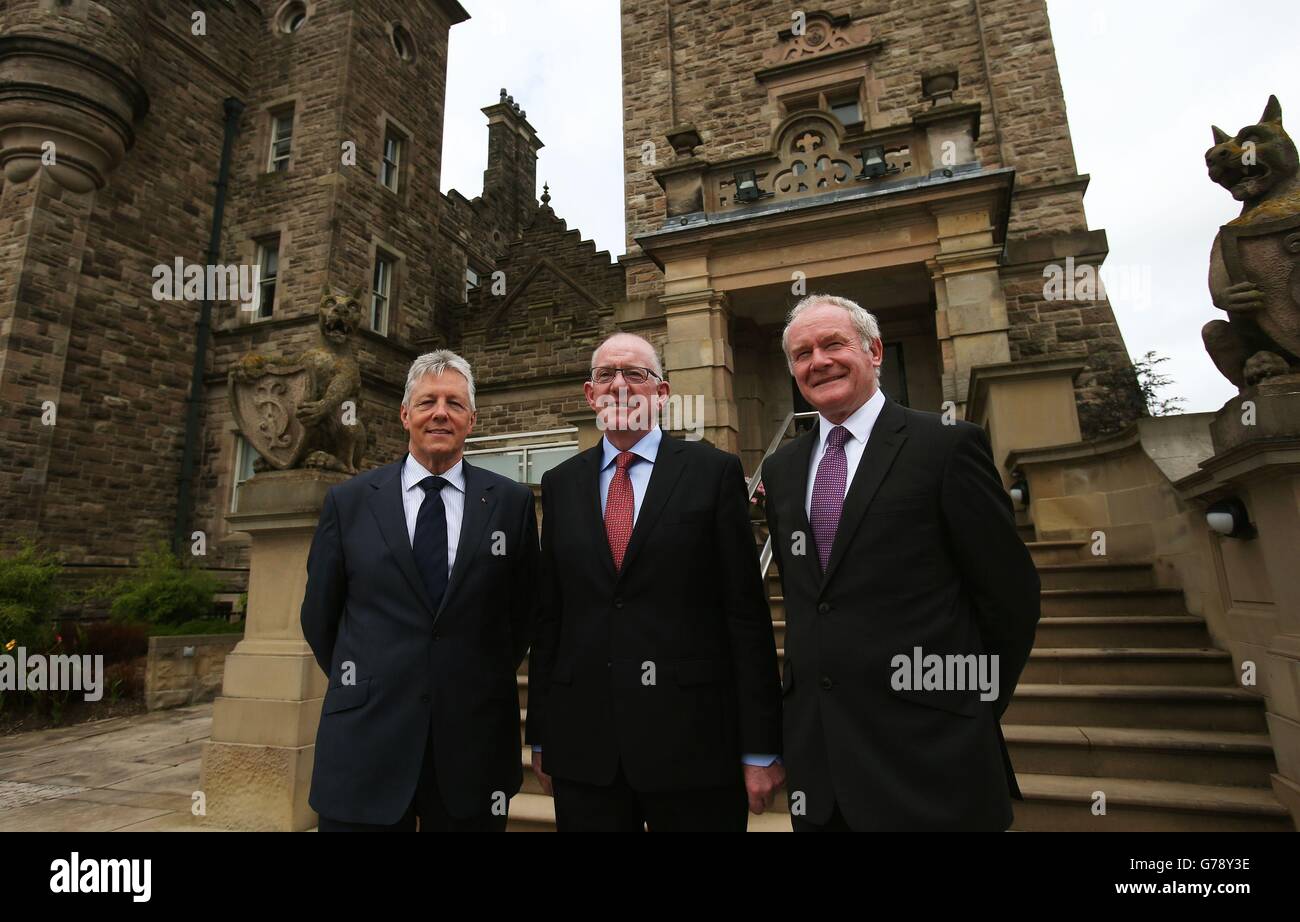 Repubblica d'Irlanda Ministro degli Affari Esteri Charlie Flanagan (centro) con il primo Ministro dell'Irlanda del Nord Peter Robinson (sinistra) e il Vice primo Ministro Martin McGuinness a Stormont Castle. Foto Stock